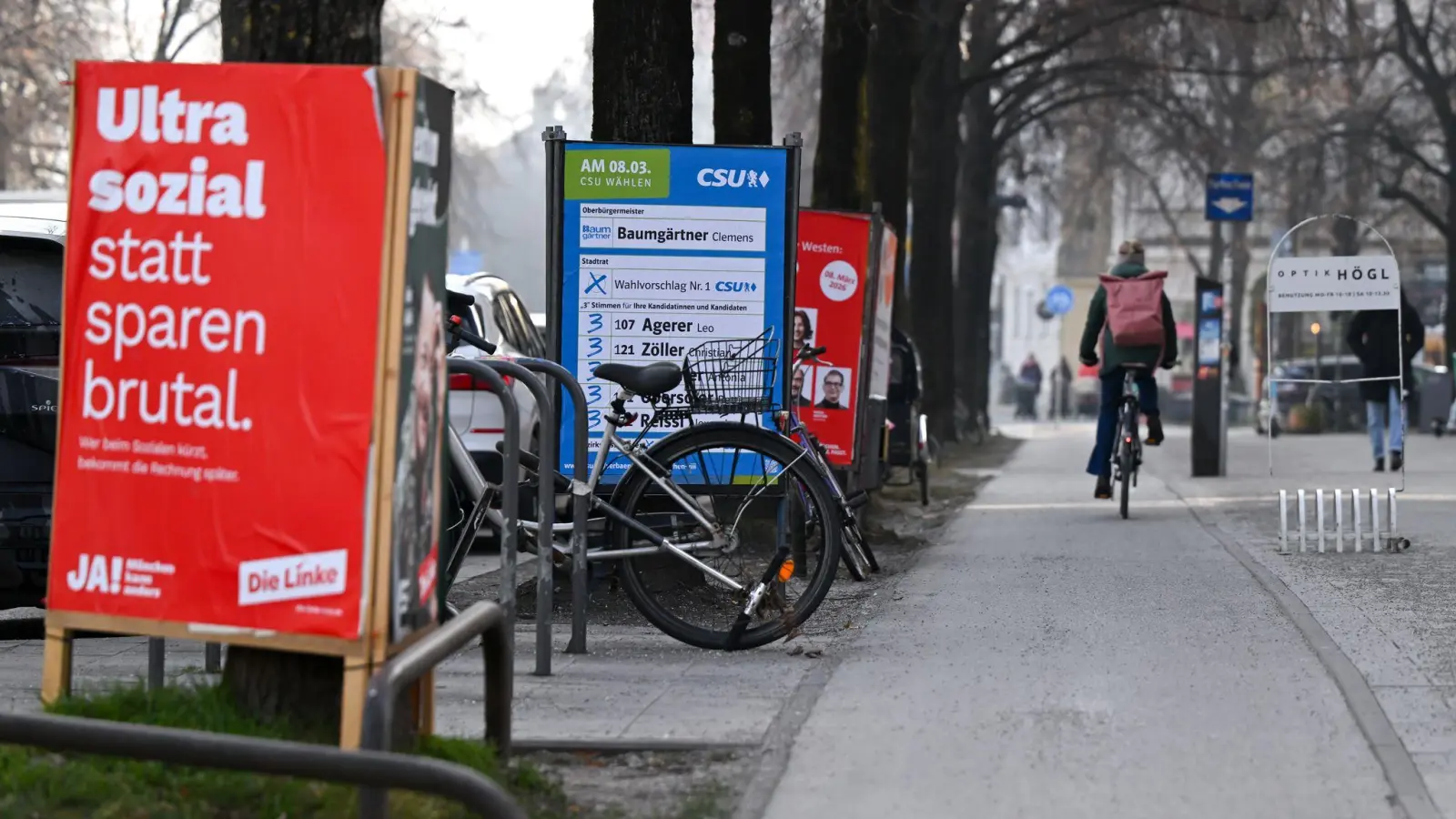 Unbekannte Täter haben ein Wahlplakat in Amberg mit schwarzer Farbe beschmiert. Die Polizei ermittelt. (Symbolbild: Sven Hoppe/dpa)