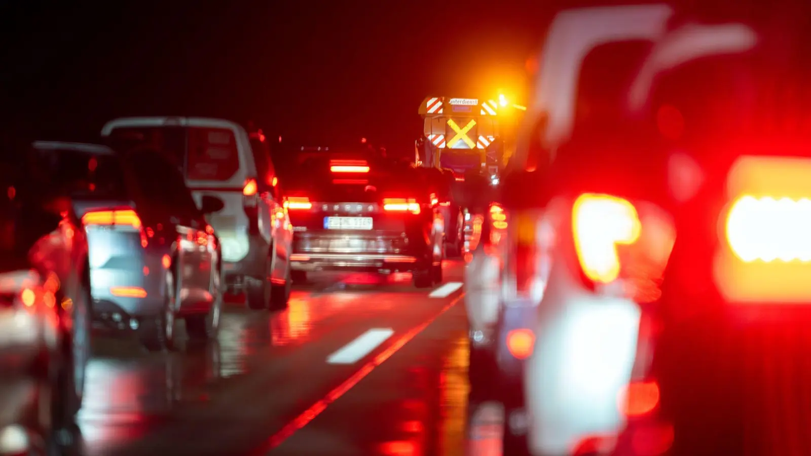 Polizisten mussten einige Autofahrer wecken.  (Symbolbild: Soeren Stache/dpa)