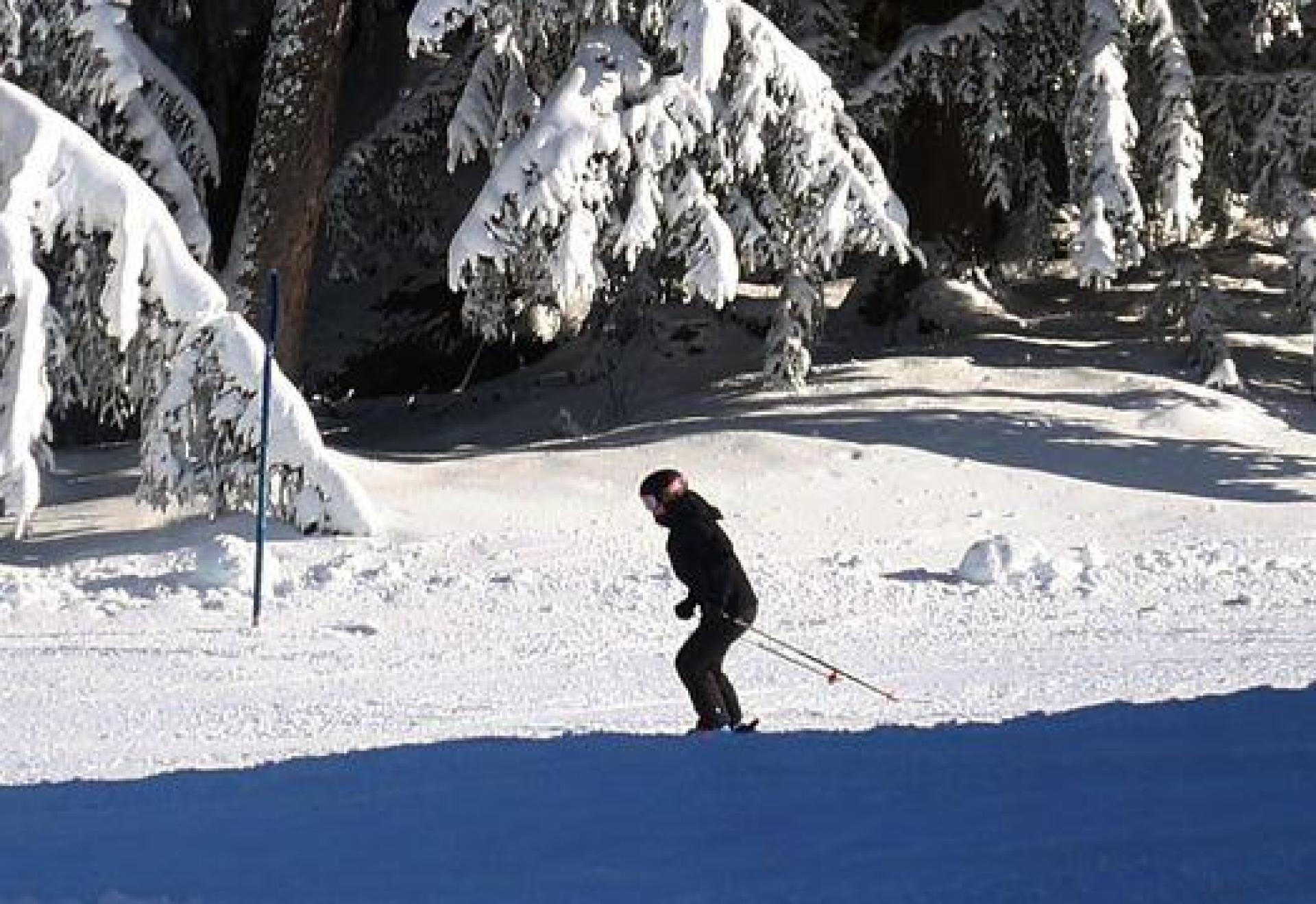 Verglichen mit früheren Jahren fällt nicht nur weniger Schnee, er schmilzt auch schneller dahin. (Archivbild) (Bild: Karl-Josef Hildenbrand/dpa)