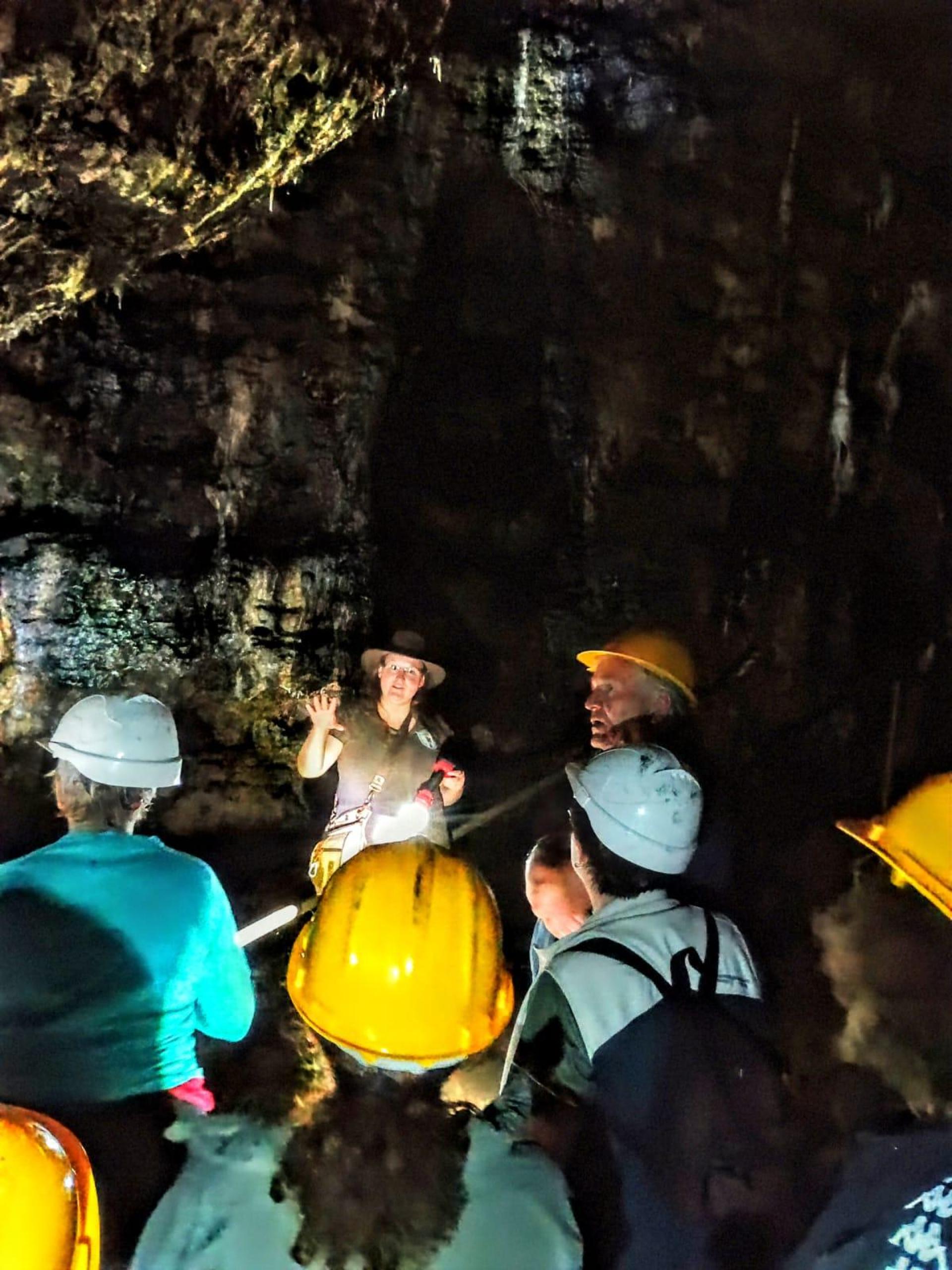 Normalerweise dürfen Besucher nur mit der Rangerin zusammen in die Osterhöhle.  (Bild: Stephan Oeh-Sedlacek)