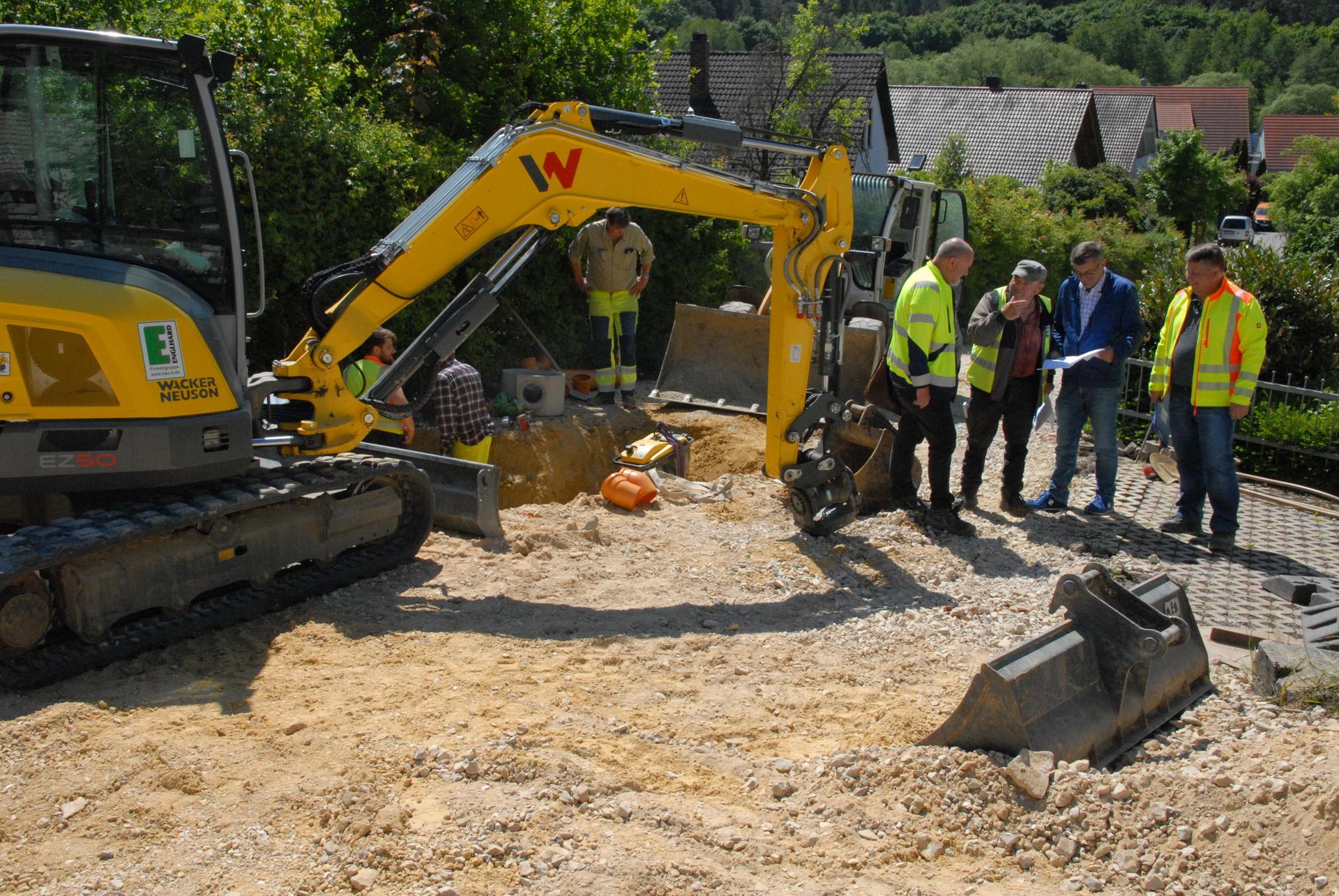 Die Frühlingsstraße wird saniert. Bei der Baustellenbesprechung ist auch Bürgermeister Peter Braun vor Ort.  (Bild: pop)