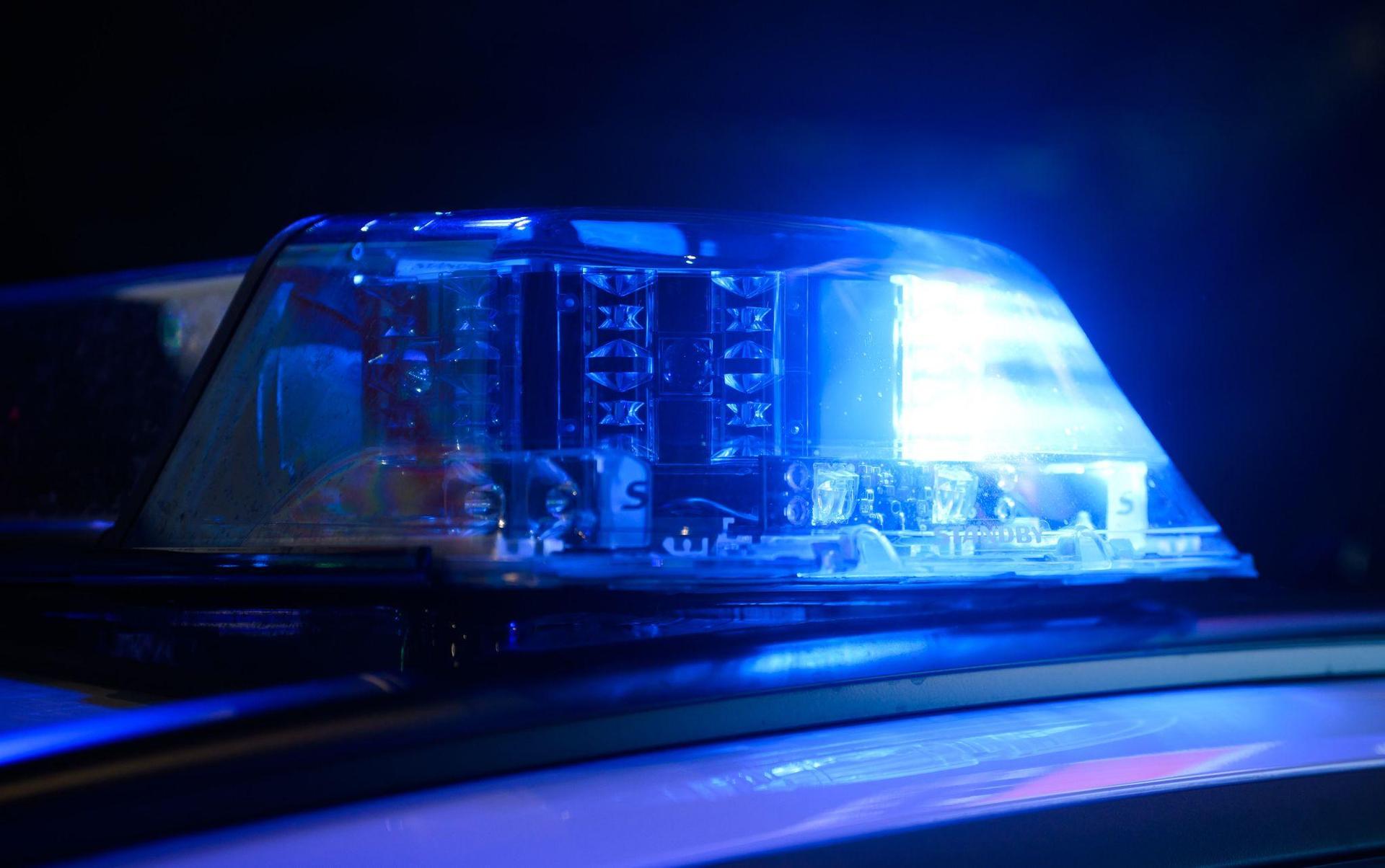 Beim Fahren ohne Fahrerlaubnis ertappte die Polizei zwei Jugendliche. (Symbolbild: Julian Stratenschulte/dpa)