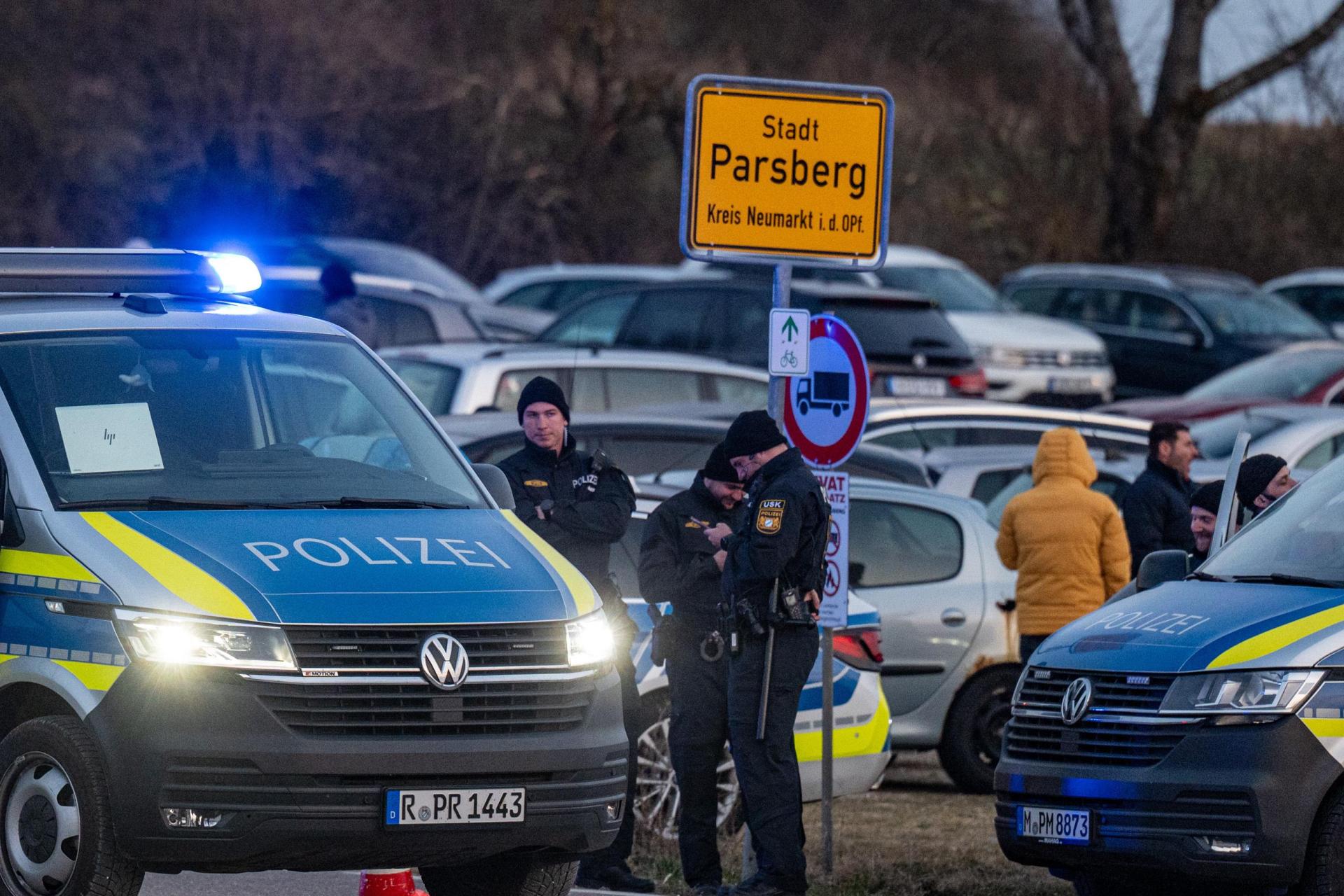 Parsberg: Polizei und Einsatzkräfte stehen nach einem Zwischenfall am Rand einer Feier. Bei einer großen Feier unter freiem Himmel in Parsberg ist ein Mann getötet worden. Das bestätigte am Sonntagabend ein Polizeisprecher vor Ort.  (Bild: Armin Weigel/dpa)