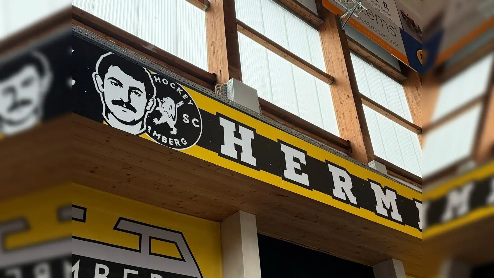 Auf der gleichnamigen Bühne haben die Fans des Amberger ERSC das Gesicht der Vereinslegende Hermann Eckl verewigt. (Bild: Mario Donhauser)