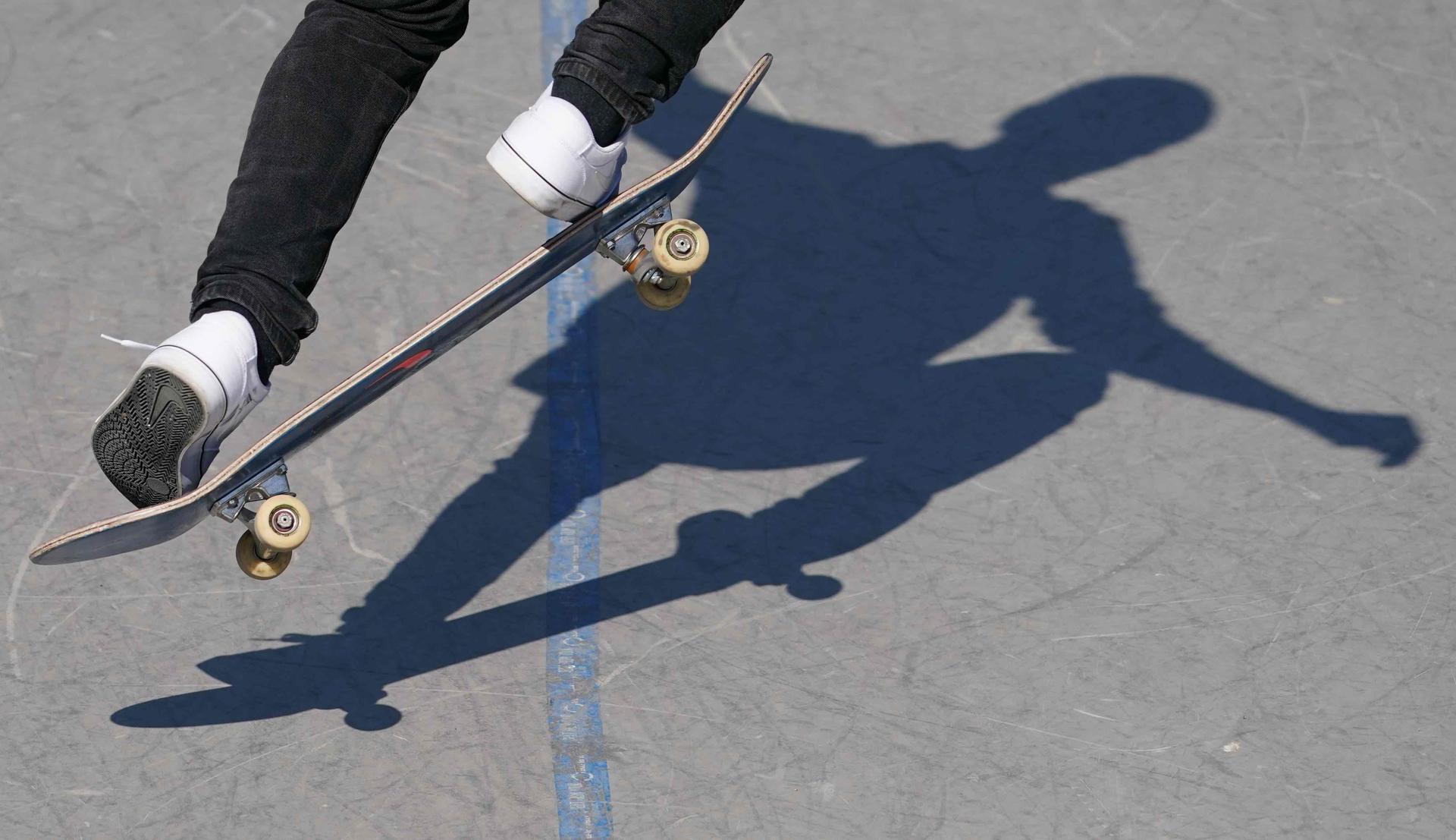 Die mobile Skatehalle der Kommunalen Jugendarbeit geht auf Reisen durch den Landkreis Amberg-Sulzbach. Erste Station ist Illschwang.  (Symbolbild: Marcus Brandt/dpa)