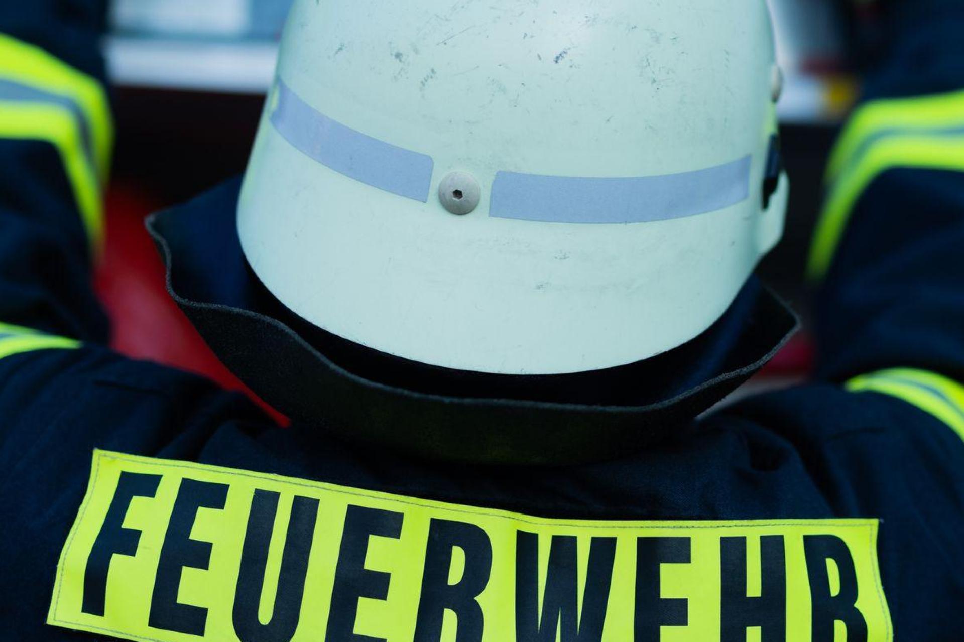 Einsatz für die Rettungskräfte: In der Oberpfalz wurden am Mittag mehrere Dächer abgedeckt. (Symbolbild) (Bild: Rolf Vennenbernd/dpa)