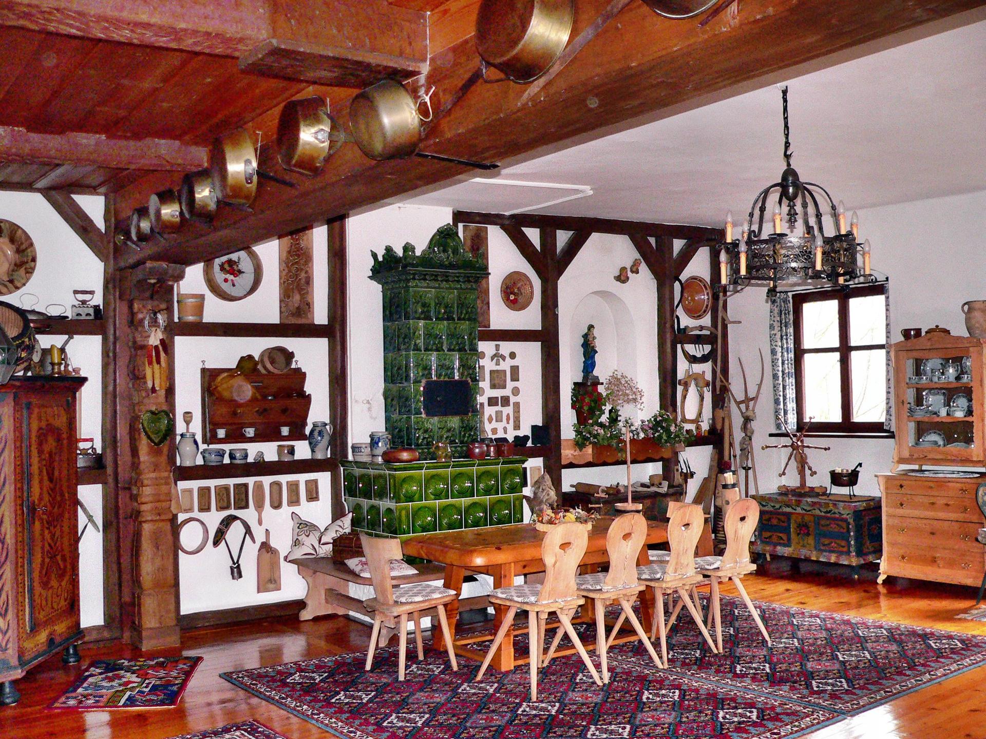 Blick in einen der Räume des Schlosses Kirchenreinbach. Dort findet drei Tage lang ein Antikmarkt statt. (Bild: ds)
