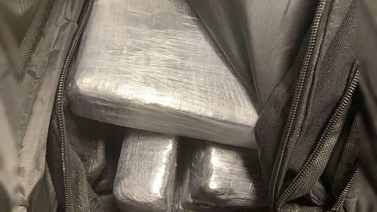 Das Kokain war in mit Frischhaltefolie umwickelte Ziegel gepresst. Zollbeamte entdeckten es in einem Koffer in Nürnberg. (Bild: Zoll Nürnberg)