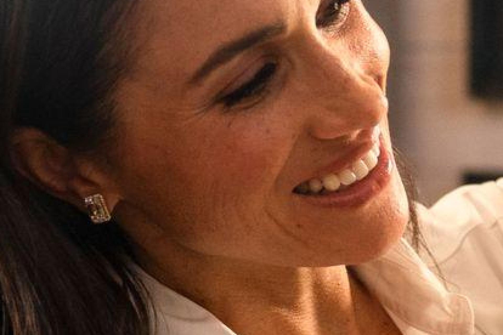 Meghan schmückt den Weihnachtsbaum.  (Bild: Jake Rosenberg/Netflix/dpa)