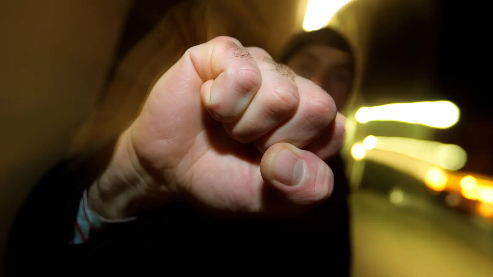 Nach dem Faschingsumzug in Schmidmühlen wurde ein 17-Jähriger von zwei Jugendlichen angegriffen und verletzt. Die Polizei ermittelt. (Symbolbild: Karl-Josef Hildenbrand/dpa)