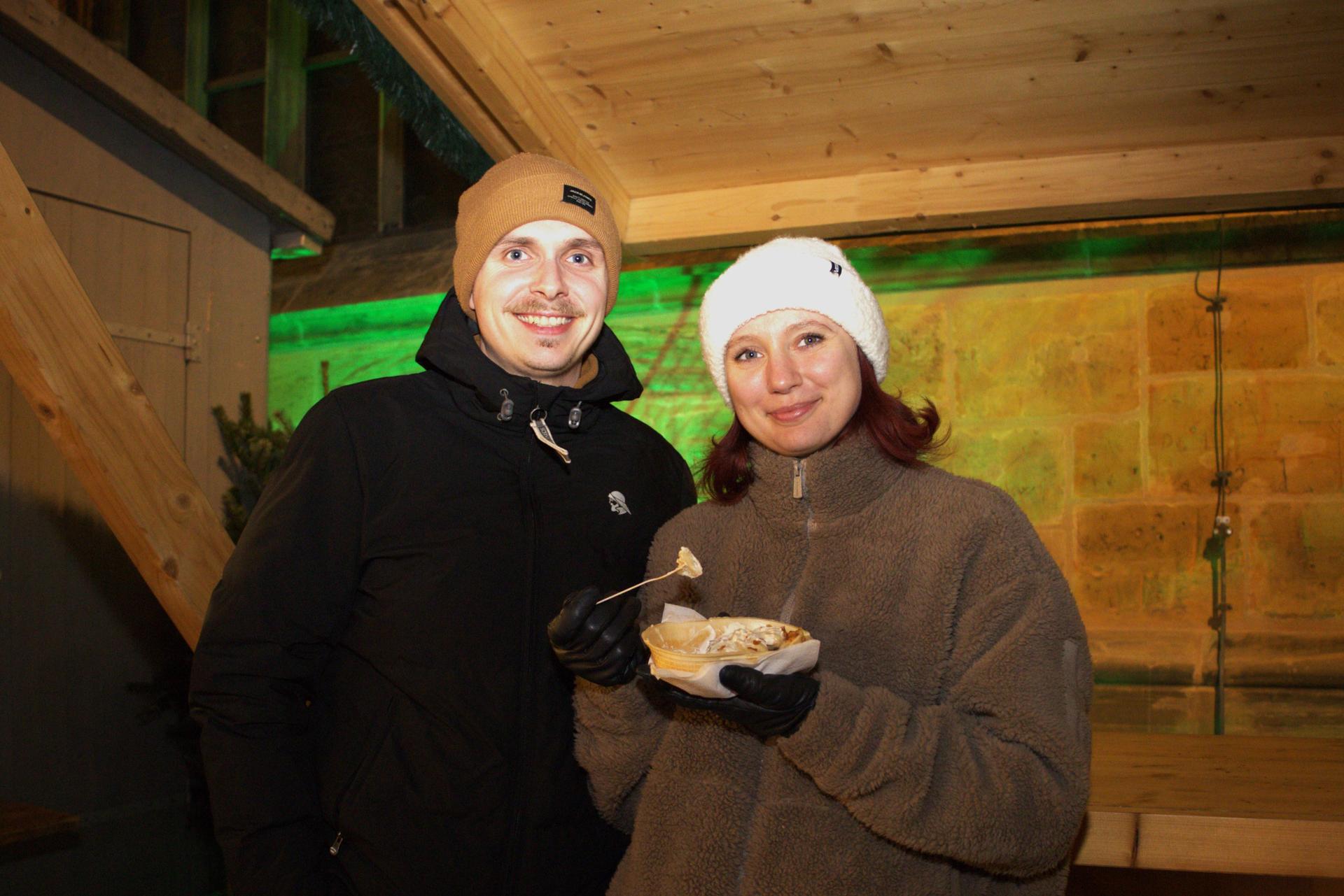 Karaoke auf dem Amberger Weihnachtsmarkt. Das sind die besten Bilder. (Bild: mni)