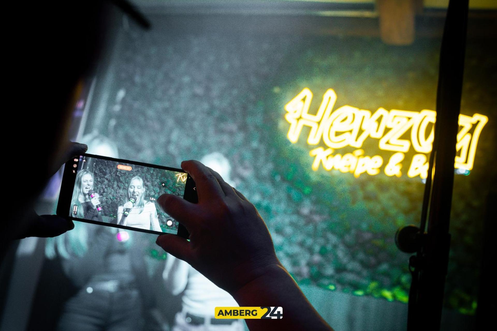 Die Bilder vom Karaoke im Herzog. (Bild: Julia Bär)