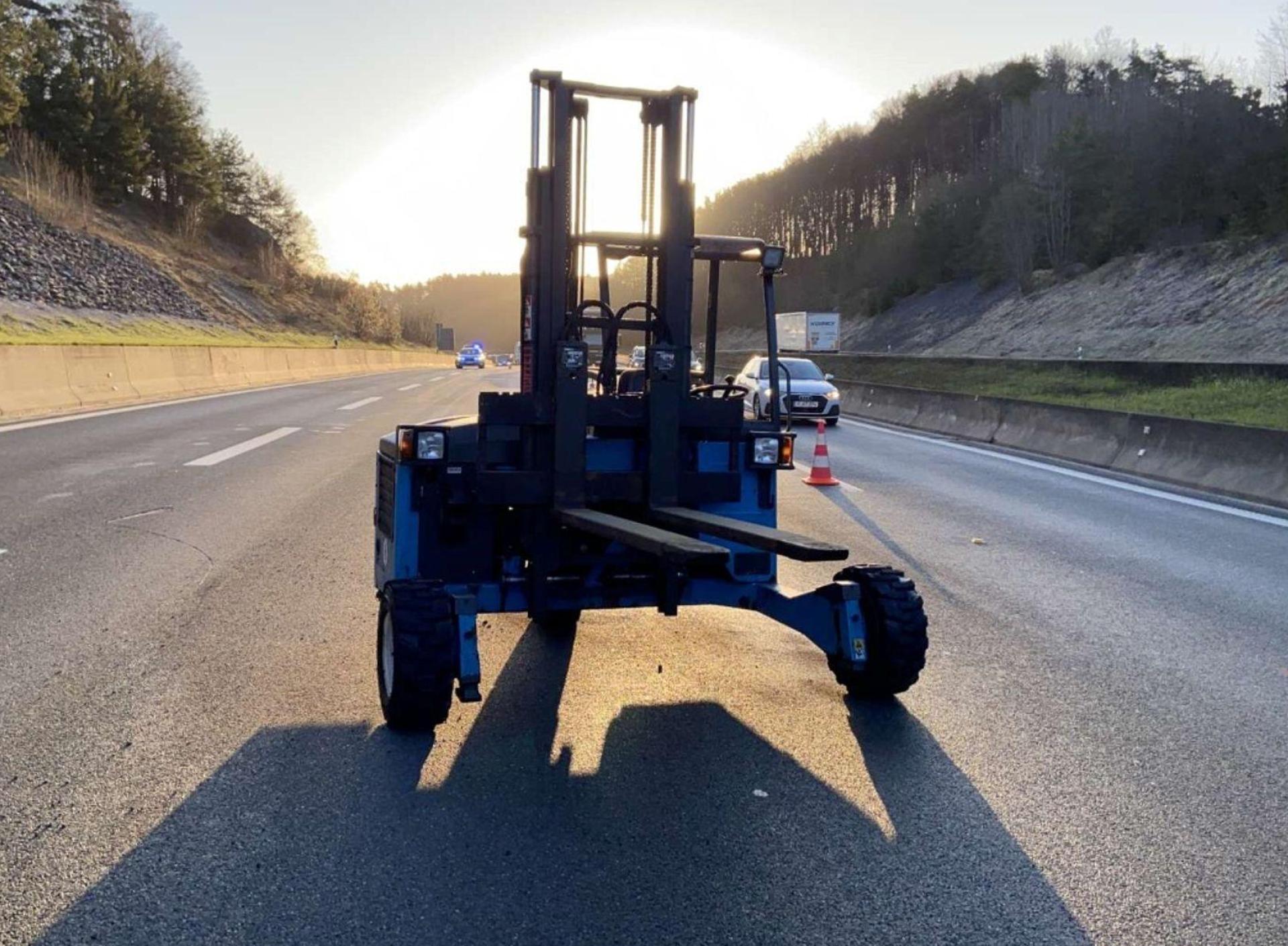 Der Gabelstapler stand mitten auf der Autobahn 9 in Oberfranken.  (Bild: -/VPI Bayreuth/dpa)