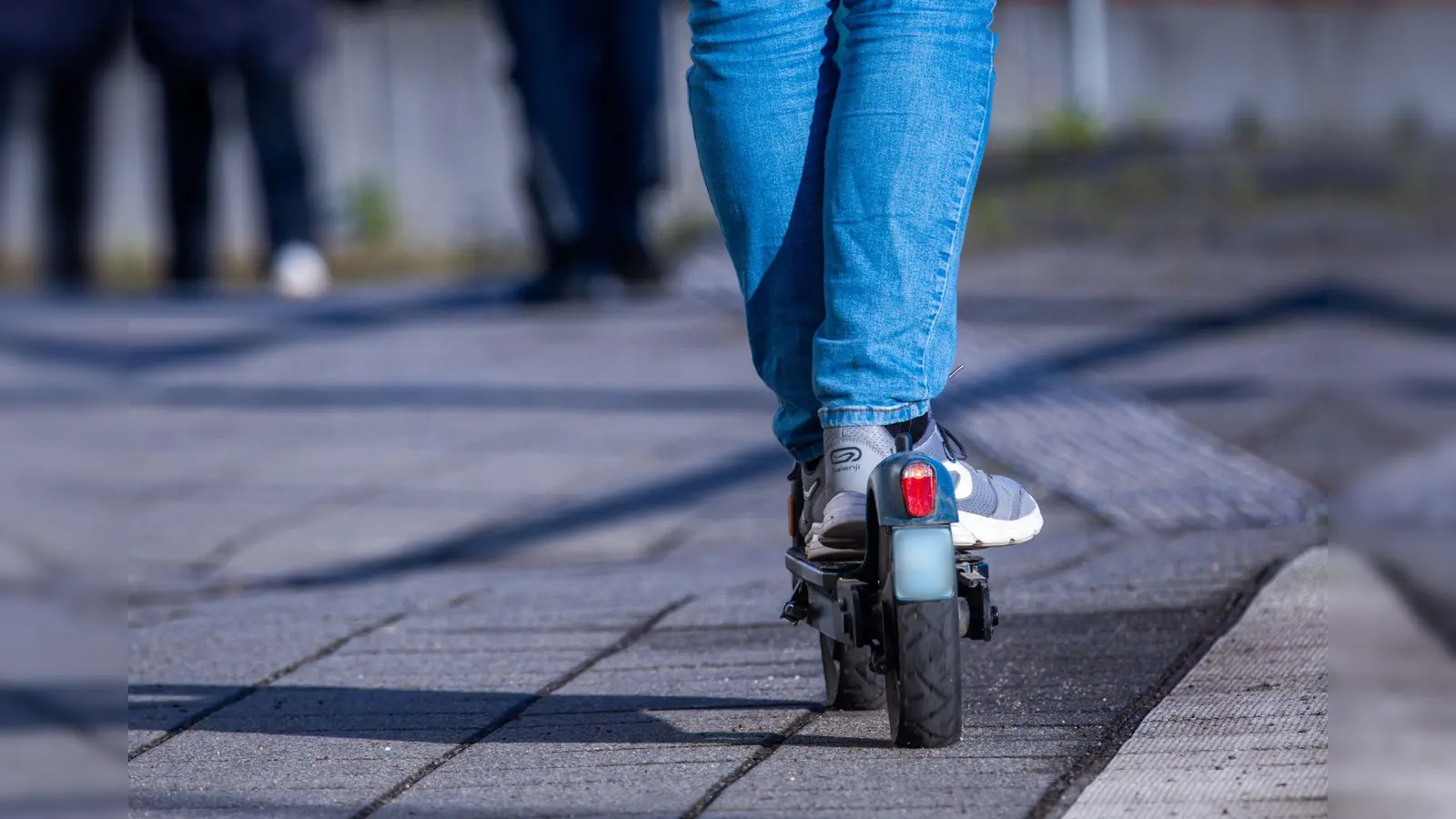 Auch E-Scooter brauchen Kennzeichen. Das konnte ein 18-Jähriger in Amberg allerdings nicht vorweisen. (Symbolbild: Jens Büttner/dpa)