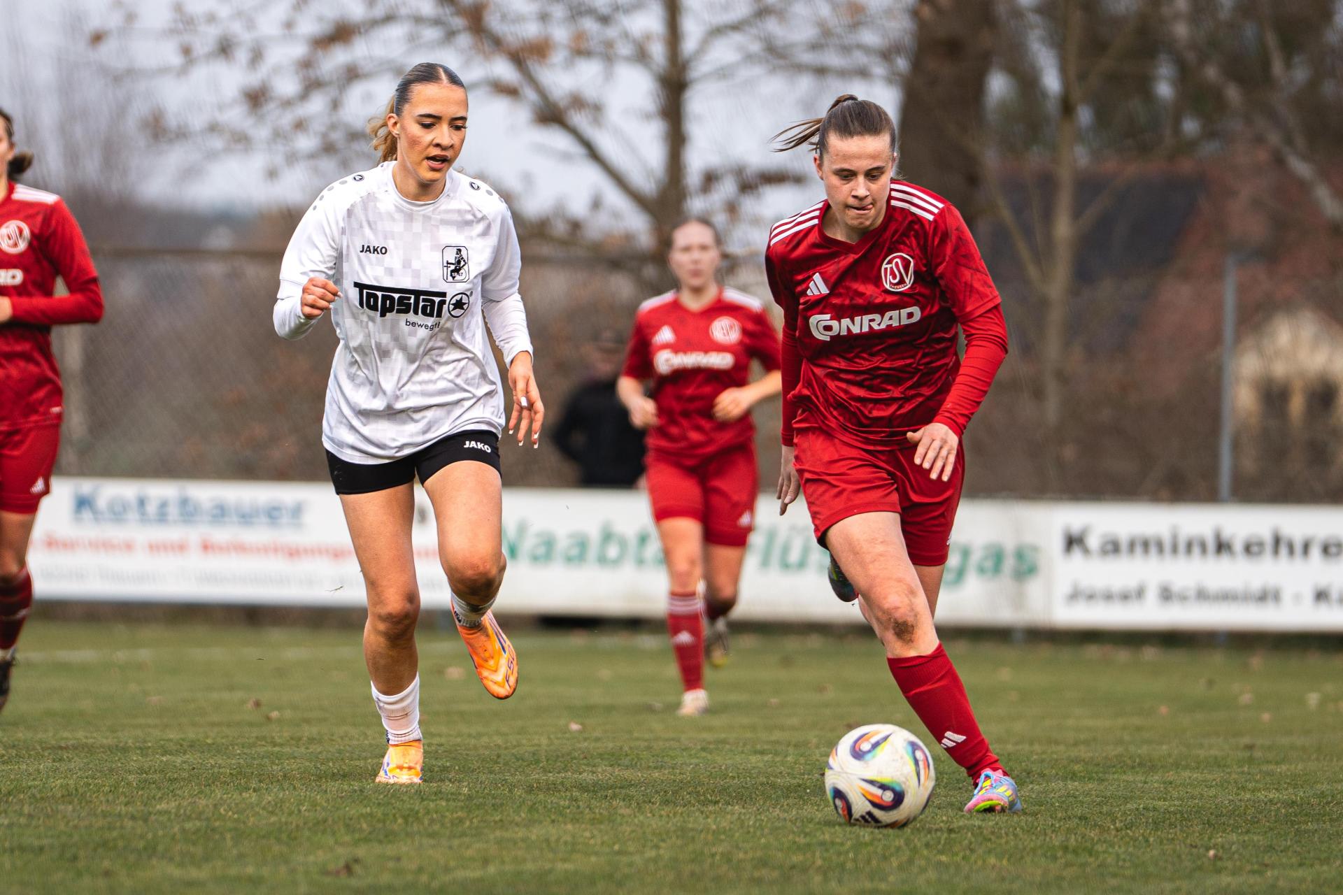 Der Einsatz von Celina Kloß (rechts) gegen den 1. FC Nürnberg ist vorerst noch unsicher.  (Archivbild: Hannah Dirscherl)