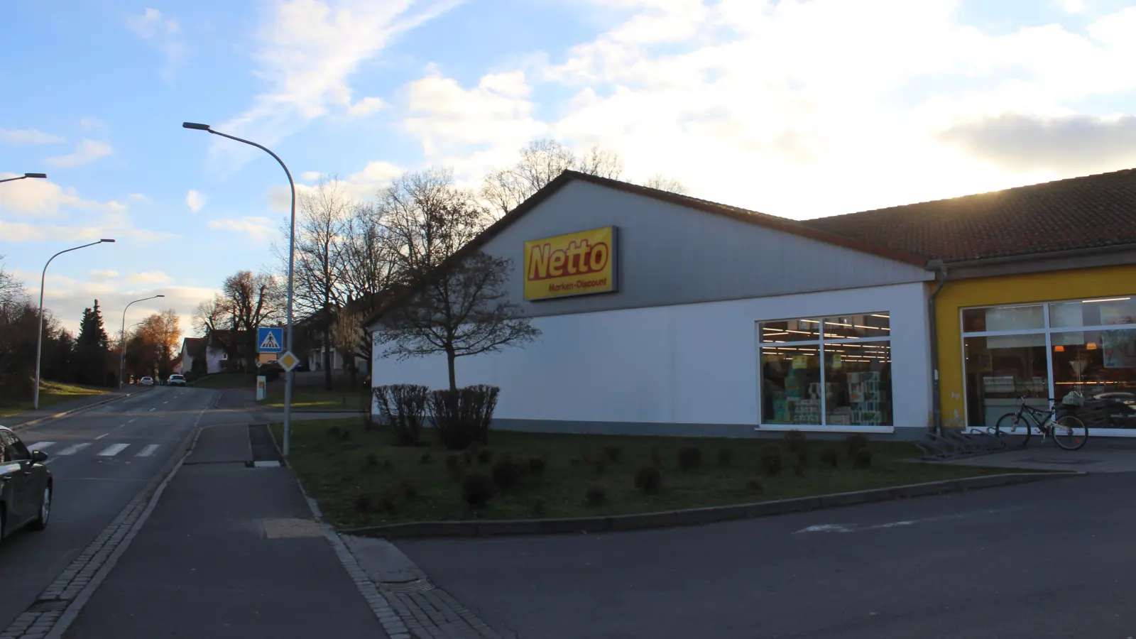 Hier wurde am vergangenen Sonntag eingebrochen: Der Netto Marken-Discounter an der Frohnbergstraße in Hahnbach.  (Bild: Jennifer Battaglia)