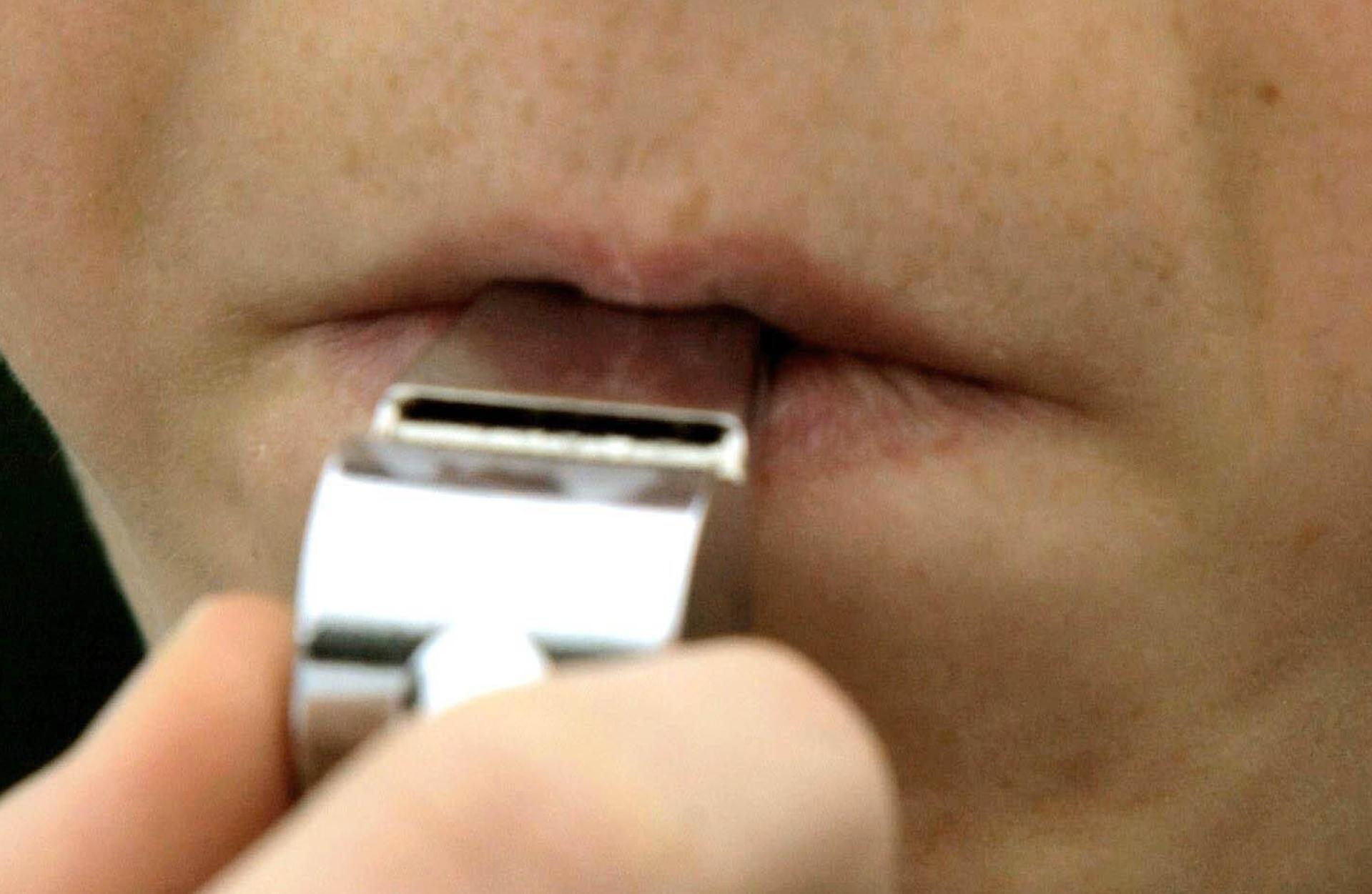 In Ehenfeld sorgte eine Rote Karte für einen Spielabbruch. (Symbolbild: Frank Kleefeldt/dpa)