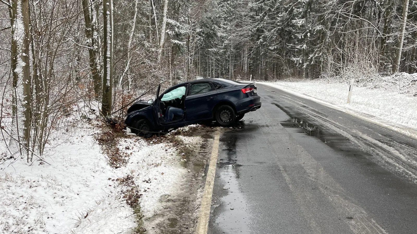 Bei winterlichen Straßenverhältnissen kam es zu einem Unfall zwischen Schwenderöd und Augsberg im Landkreis Amberg-Sulzbach. (Bild: Polizei Sulzbach-Rosenberg)