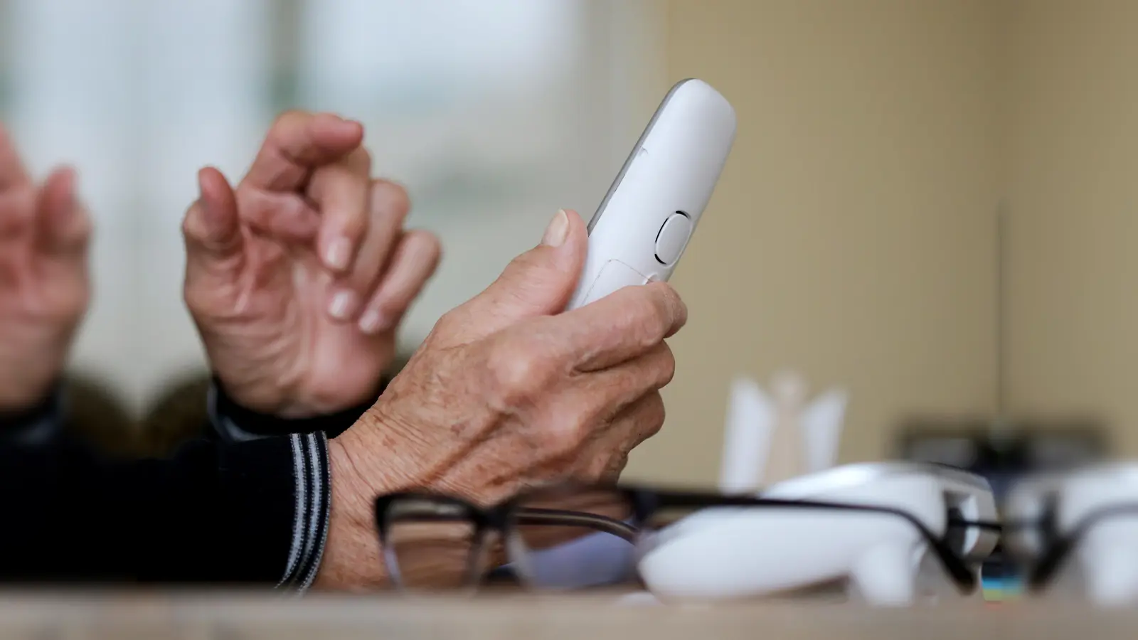 Im Bereich der Gemeinde Kastl (Landkreis Amberg-Sulzbach) gab es mehrere Anrufe von Telefonbetrügern. (Symbolbild: Roland Weihrauch/dpa)