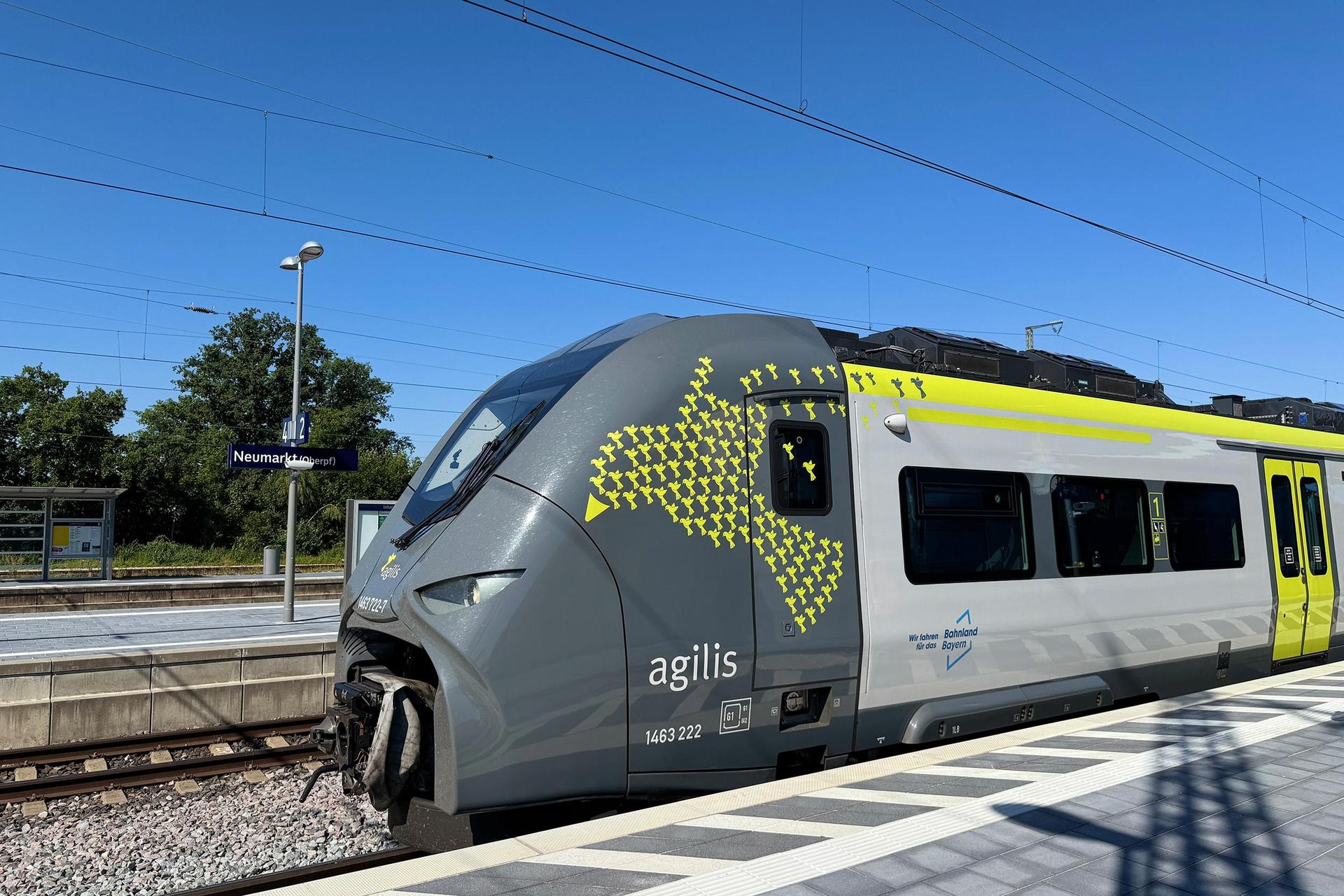 Ein agilis-Zug nach der Korridorsanierung im Bahnhof Neumarkt. (Bild: agilis)