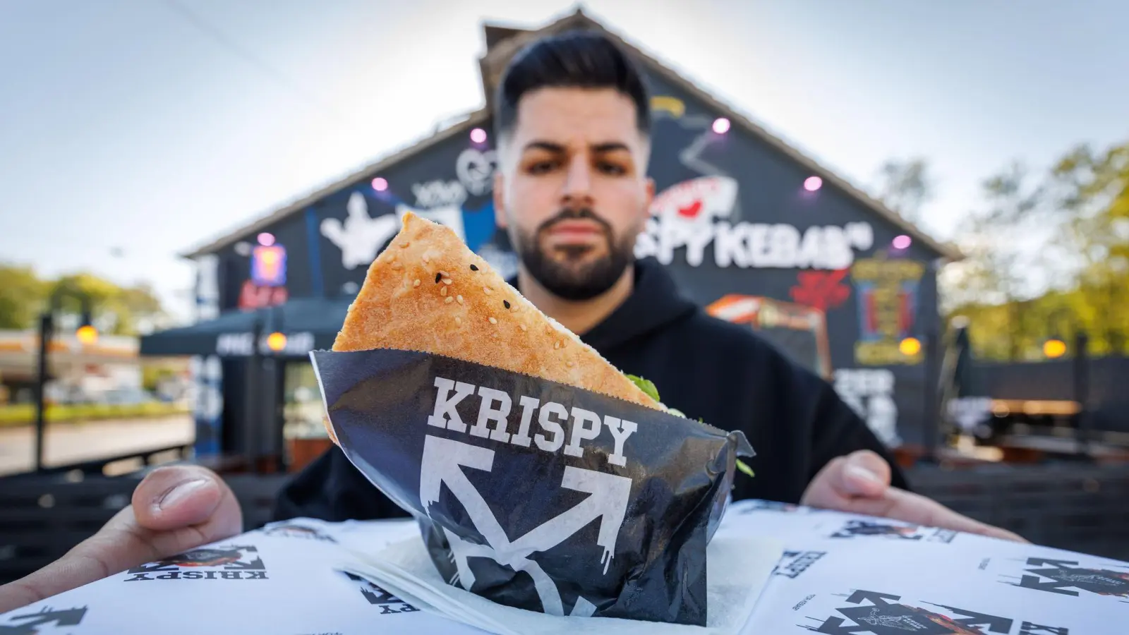 „Einmal Döner, aber schön krispy!“ (Archivbild) (Bild: Friso Gentsch/dpa)