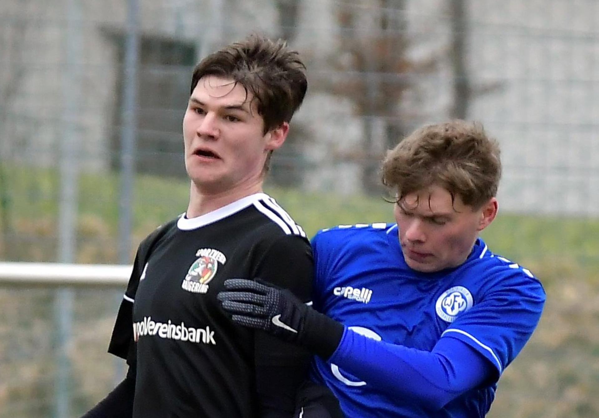 Florian Ottmann (Zweiter von links) brachte den SV Raigering mit einem Doppelpack früh in Führung.  (Archivbild: Hubert Ziegler)
