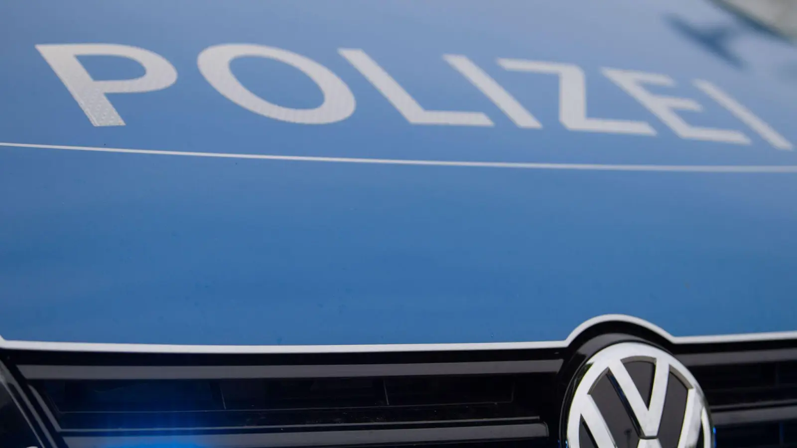 Weil ein Anhänger mit falschem Kennzeichen auf der A 6 unterwegs war, wurde der Fahrer des Gespanns angezeigt. (Symbolbild: Lino Mirgeler/dpa)