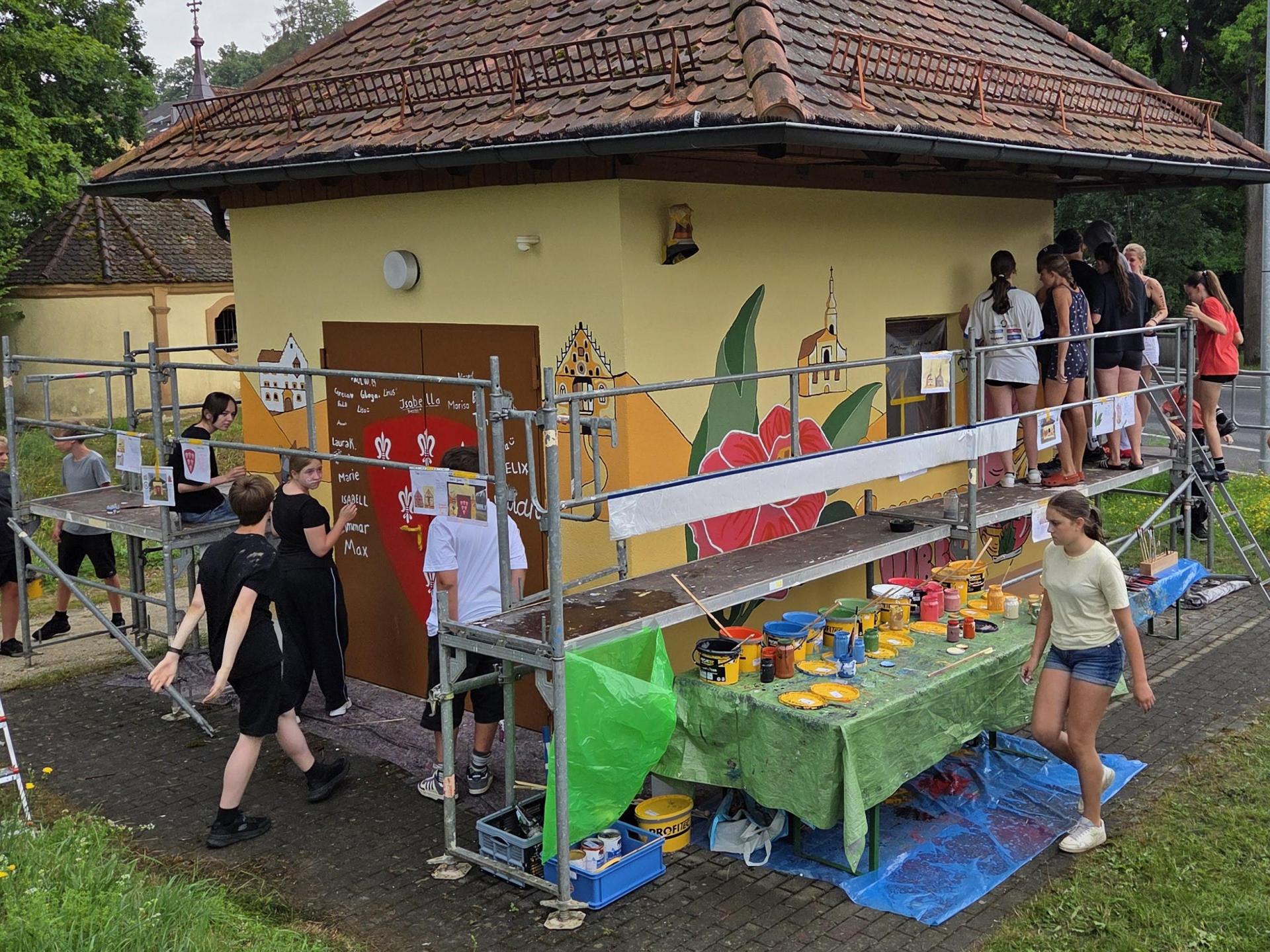 Jede Seite zeigt unterschiedliche und wohlüberlegte Motive mit lokalem Bezug. (Bild: Tobias Gräf)