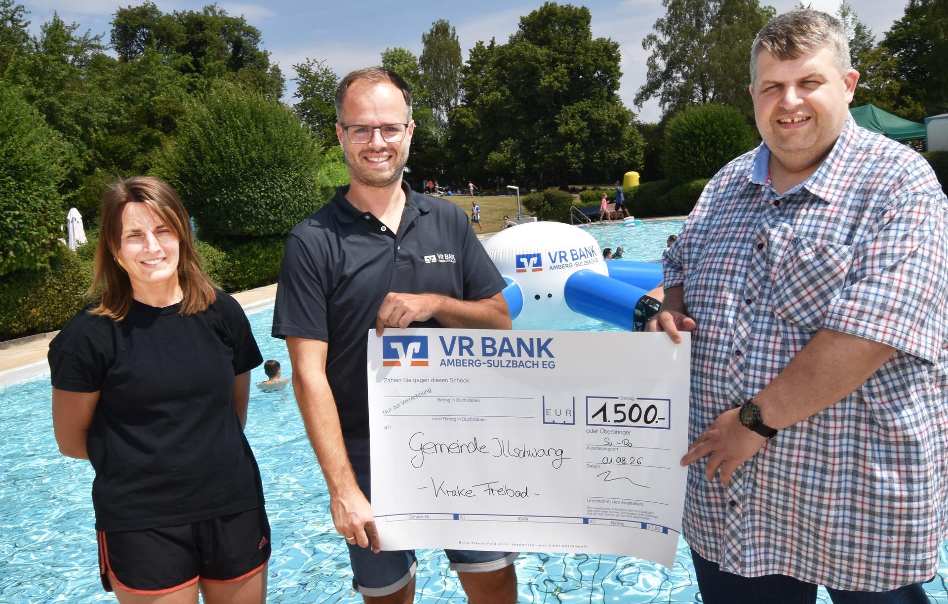 Im Illschwanger Freibad wurde eine neue Wasserkrake eingeweiht. Von links: Stephanie Fuchs VR-Marketing, Vorstand der VR Bank Florian Rauch, Bürgermeister der Gemeinde Illschwang Dieter Dehling. (Bild: Norbert Weis)