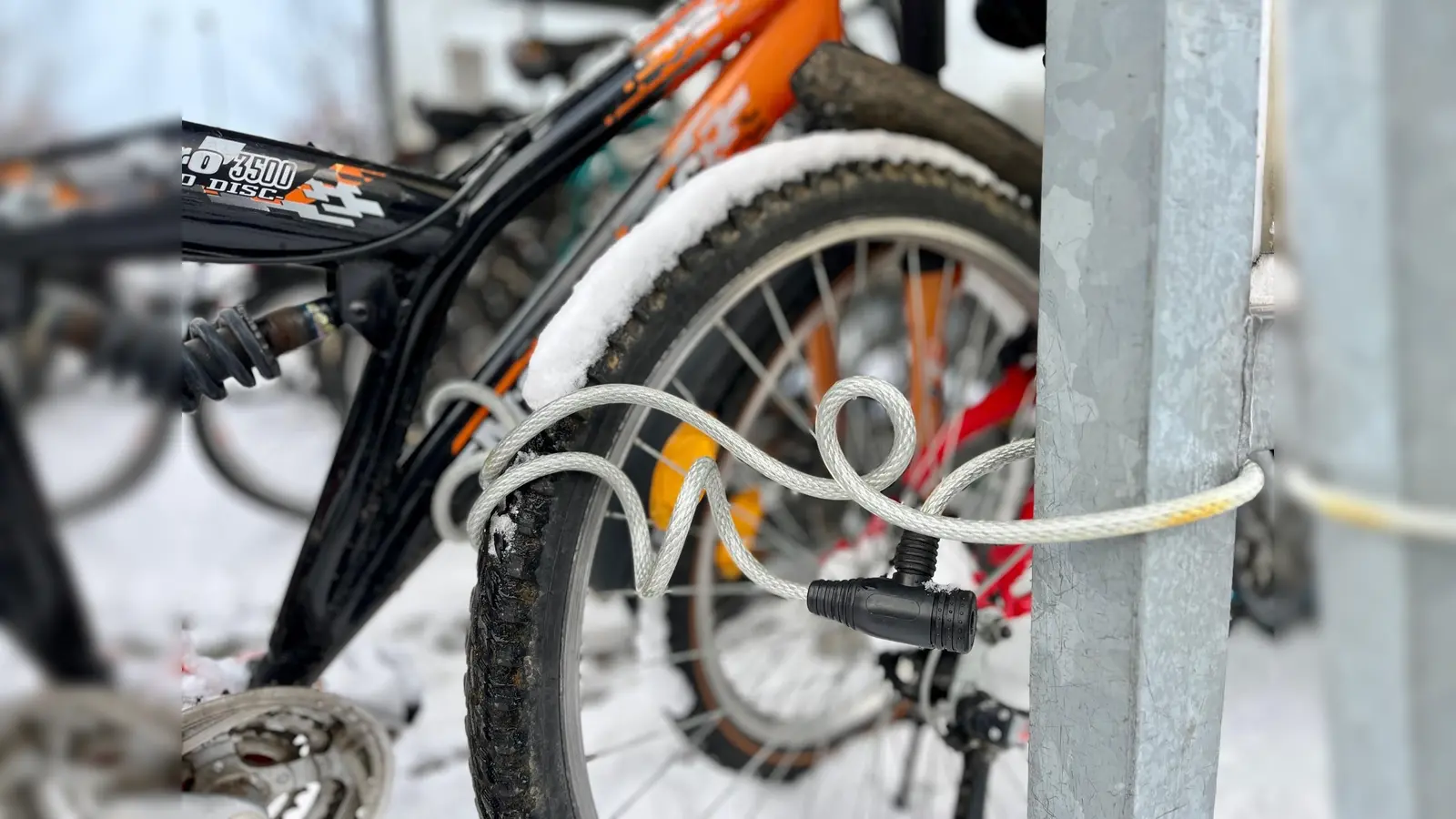 Gesicherte Fahrräder am Bahnhof Weiden. Rund 120 Diebstähle wurden im Jahr 2024 angezeigt  (Bild: Gabi Schönberger)