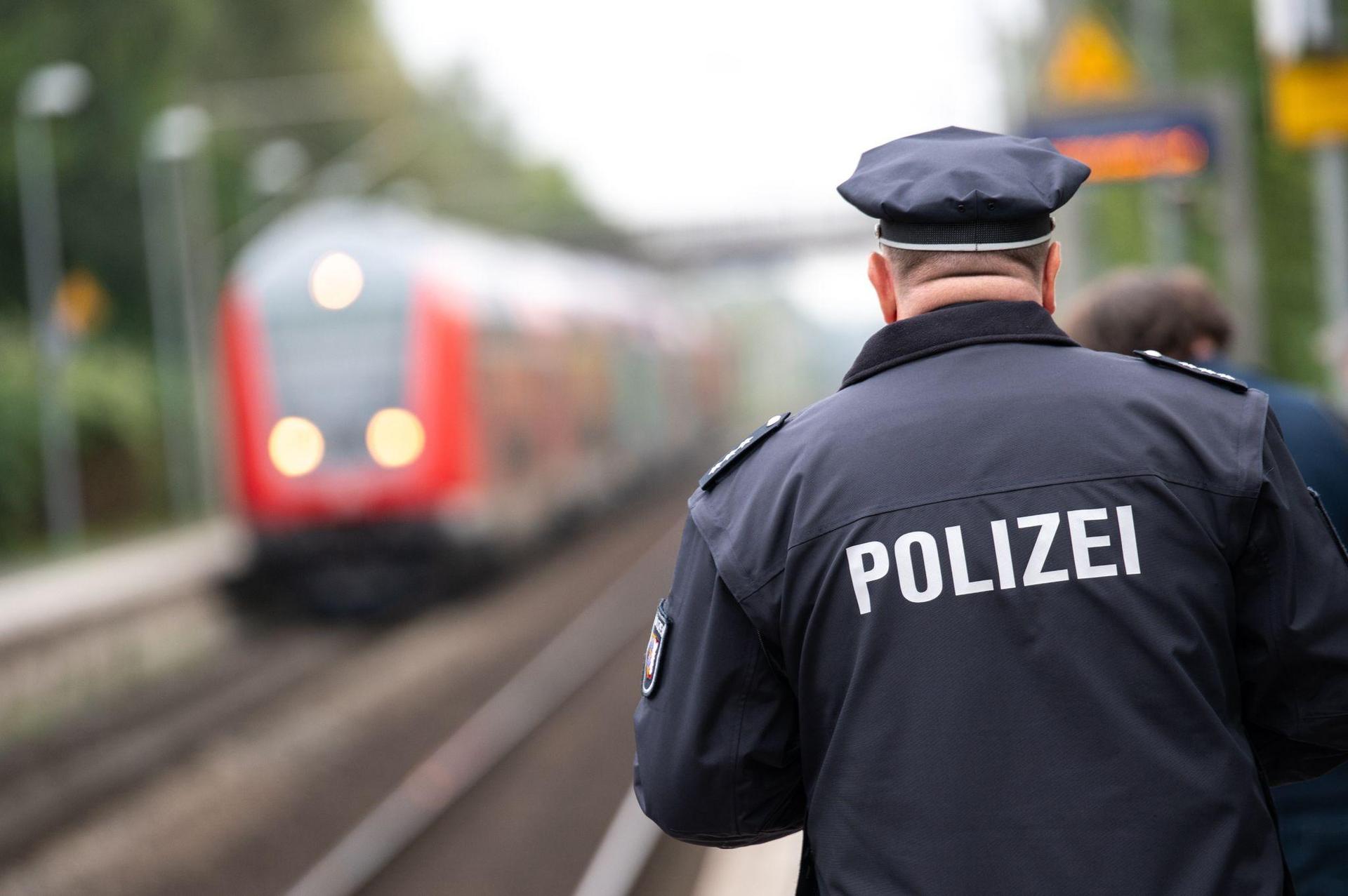 Ein betrunkener 40-jähriger Mann soll in der Regionalbahn von Schwandorf nach Cham Jugendliche belästigt haben.  (Symbolbild: Jonas Walzberg/dpa)