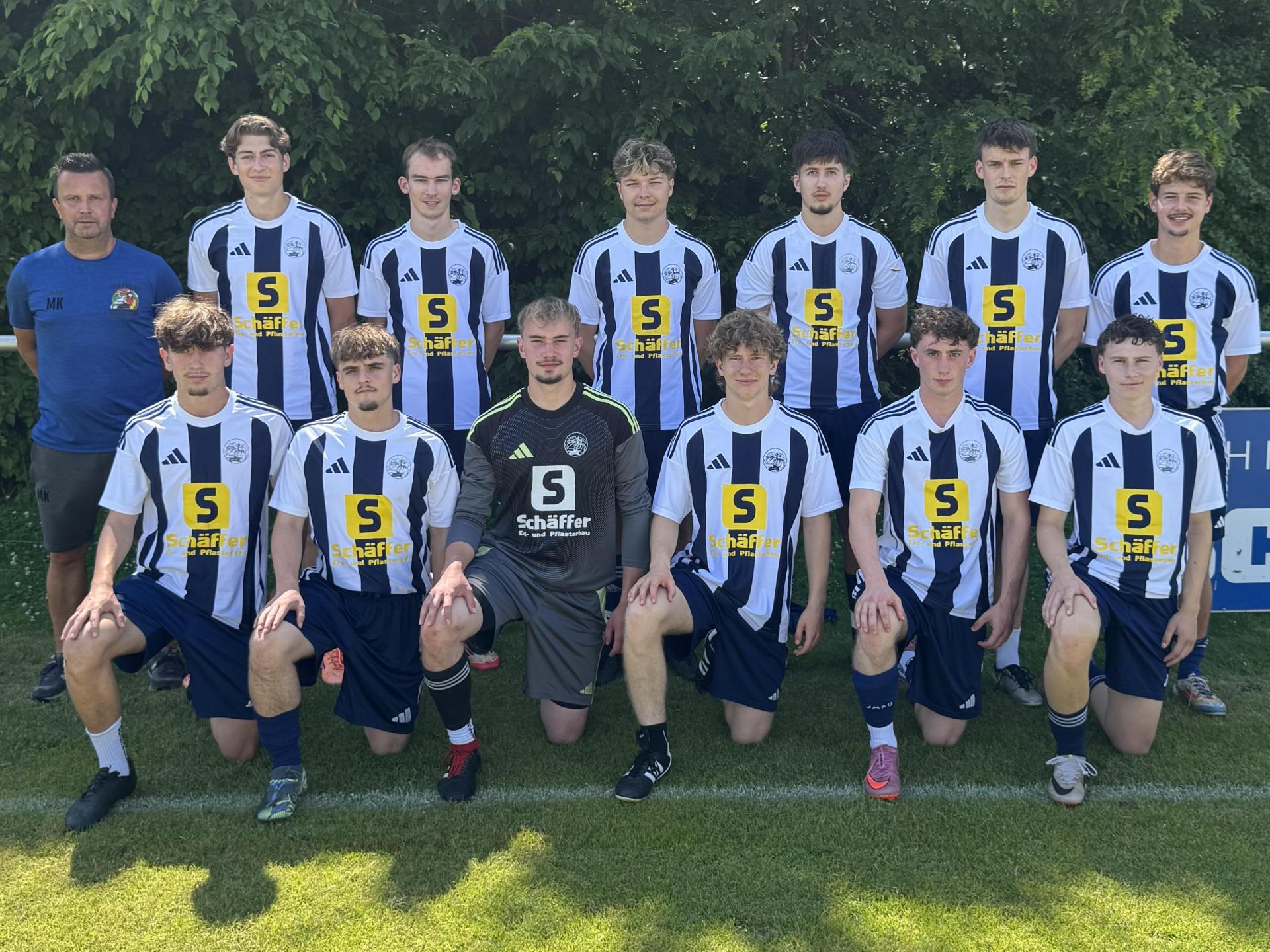 Insgesamt zwölf neue Spieler verstärken den Kader des SV Raigering für die Bezirksliga-Saison 2025/26 – darunter sechs externe Neuzugänge und sechs Talente aus der eigenen U19. (Bild: SV Raigering)