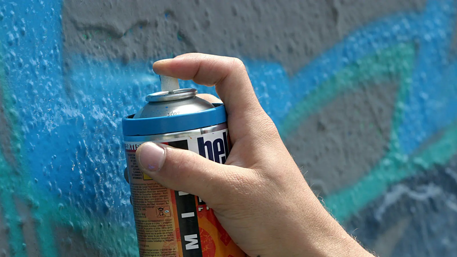 In Kreuth bei Rieden beschmieren Unbekannte einen Rohbau mit Graffiti.  (Symbolbild: Tobias Felber/dpa)