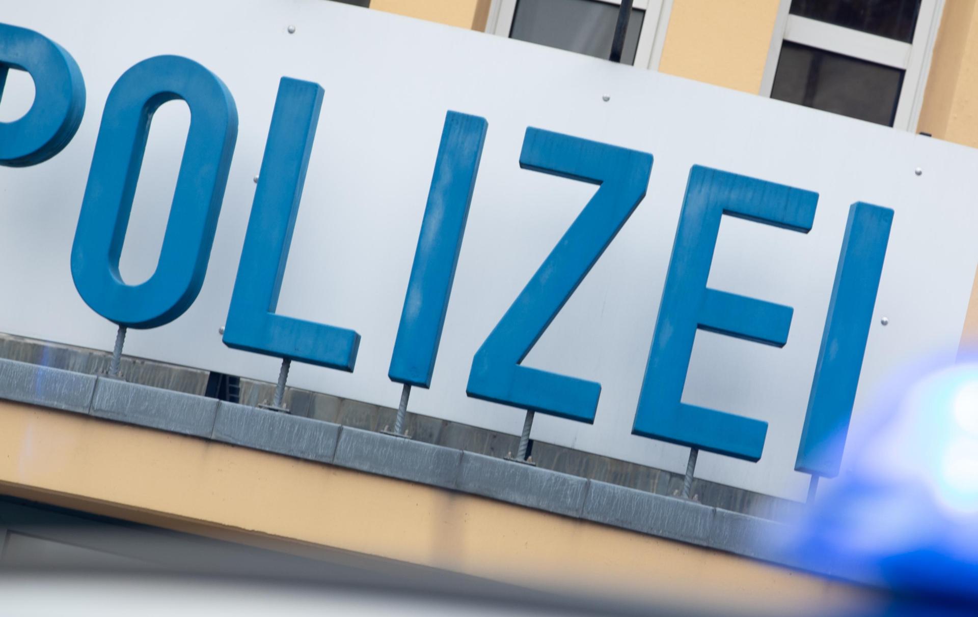 In Amberg wird ein Zaunpfeiler von einem unbekannten Fahrzeug beschädigt. Die Polizei sucht nach Hinweisen. (Symbolbild: Friso Gensch/dpa)