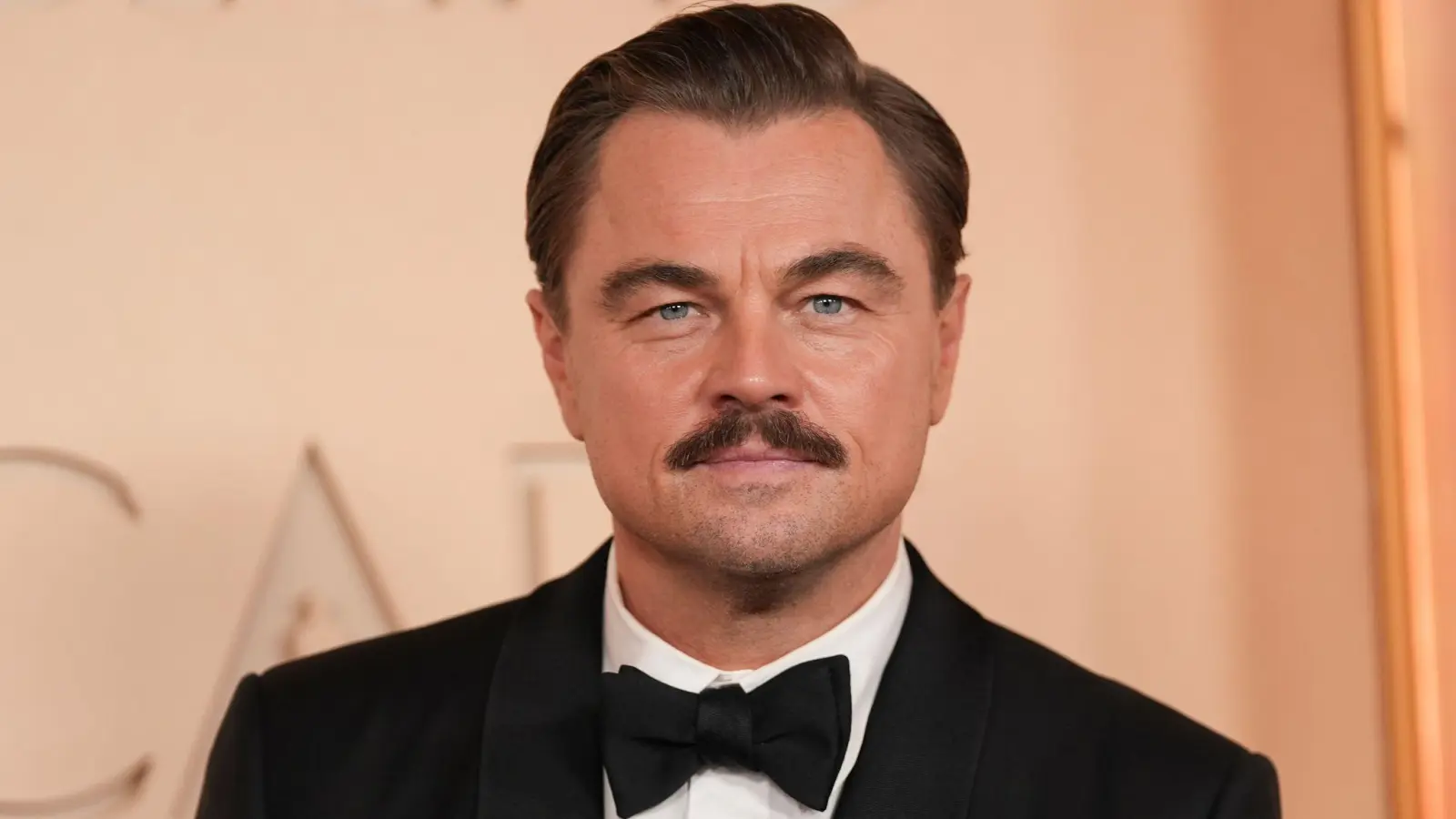 Leonardo DiCaprio mit Schnauzer bei den Oscars 2026 - das sorgte für Gesprächsstoff. (Archivbild) (Bild: Gregory Bull/Invision/AP/dpa)