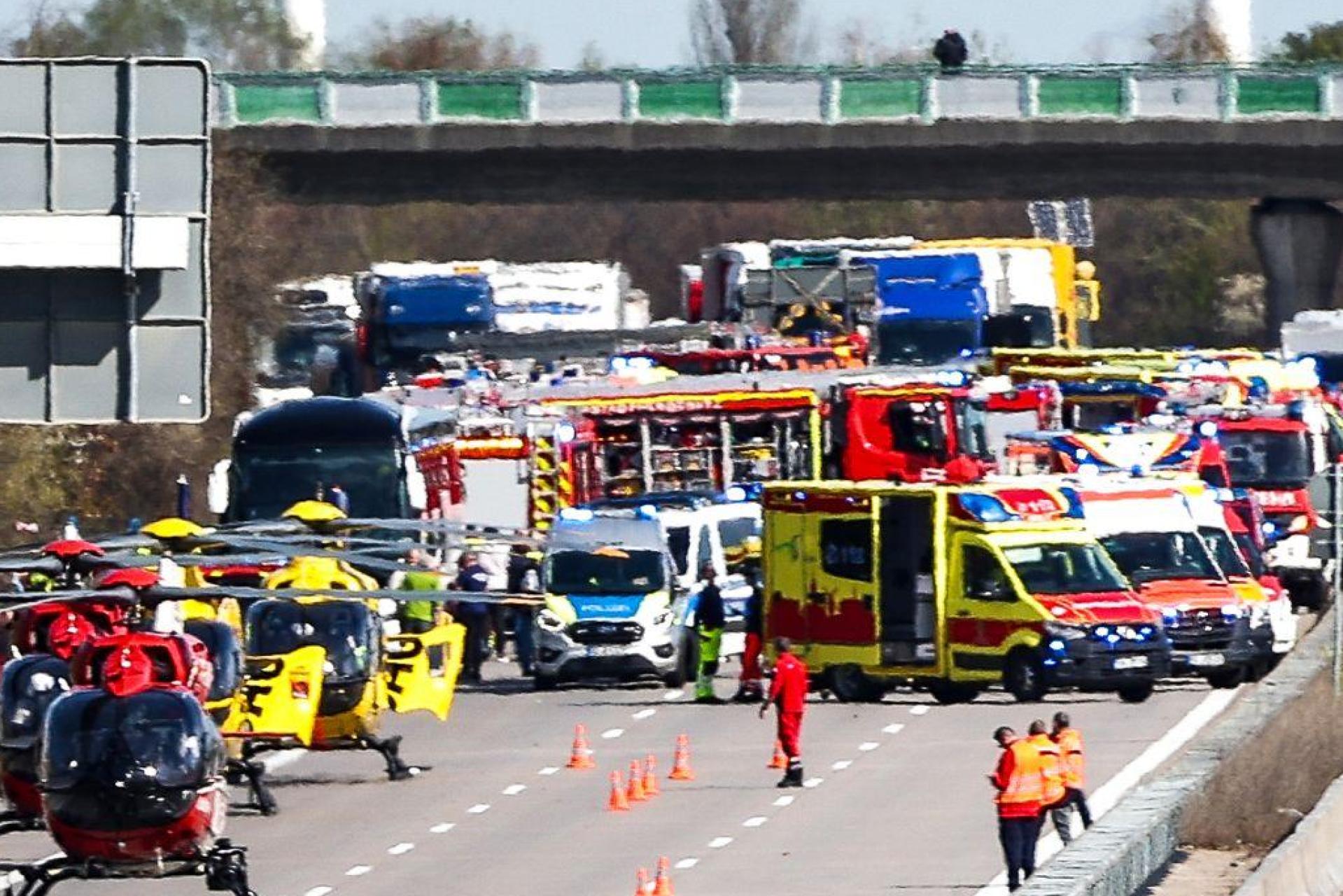Einsatzfahrzeuge und Rettungshubschrauber stehen auf der A9 an der Unfallstelle. (Bild: Jan Woitas/dpa)