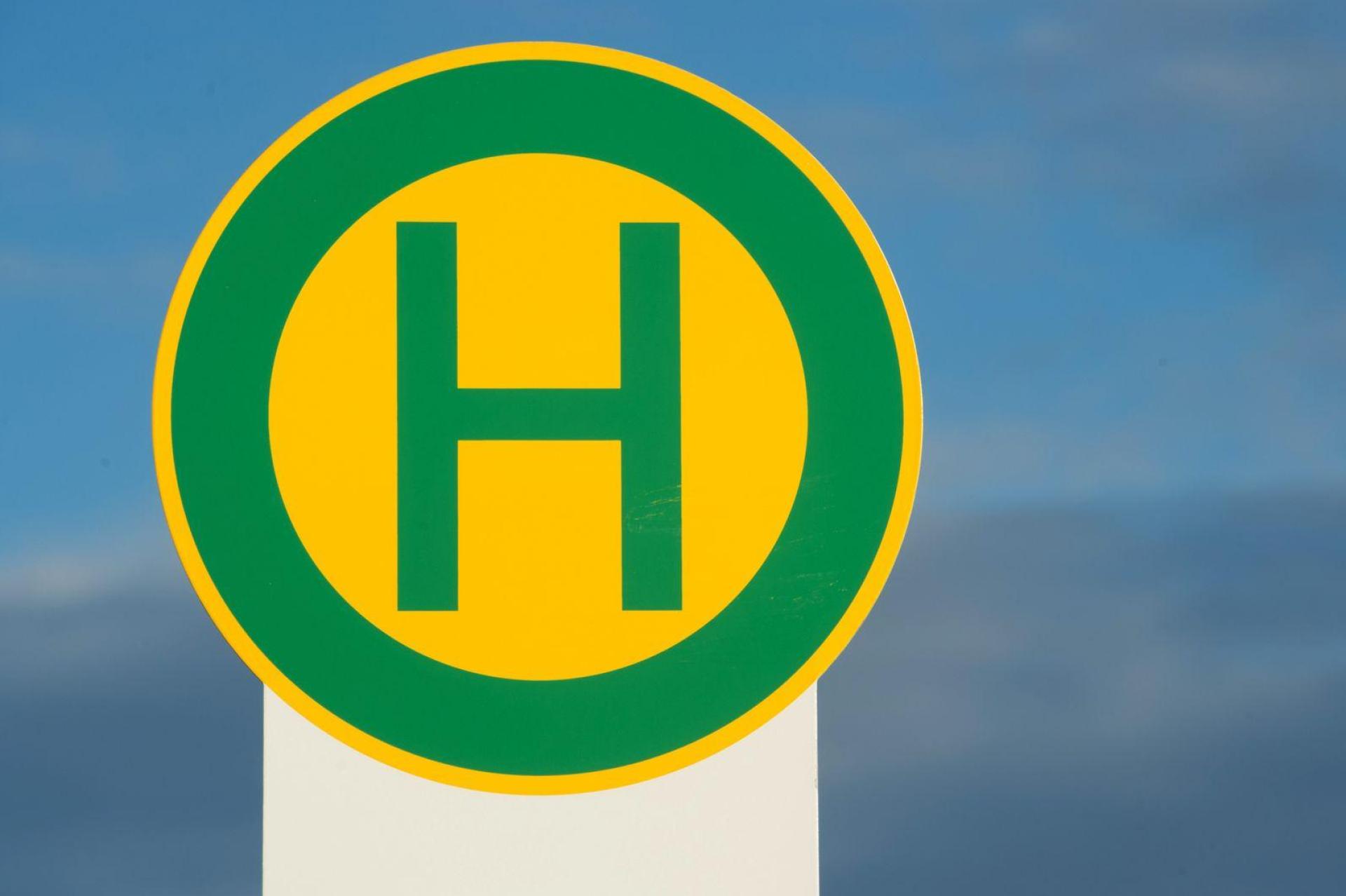 Wegen Bauarbeiten fahren die Buslinien 451 und 454 die Haltestelle „Haselmühl Porschestraße” vorläufig nicht mehr an.  (Symbolbild: Stefan Sauer/dpa-Zentralbild/dpa)