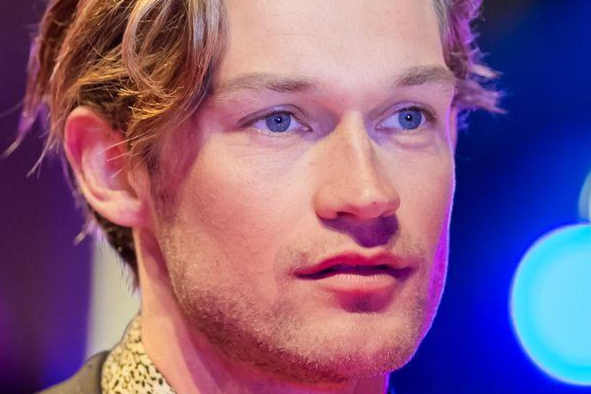Damian Hardung ist Star der Romanze „Maxton Hall“. (Bild: Christoph Soeder/dpa)