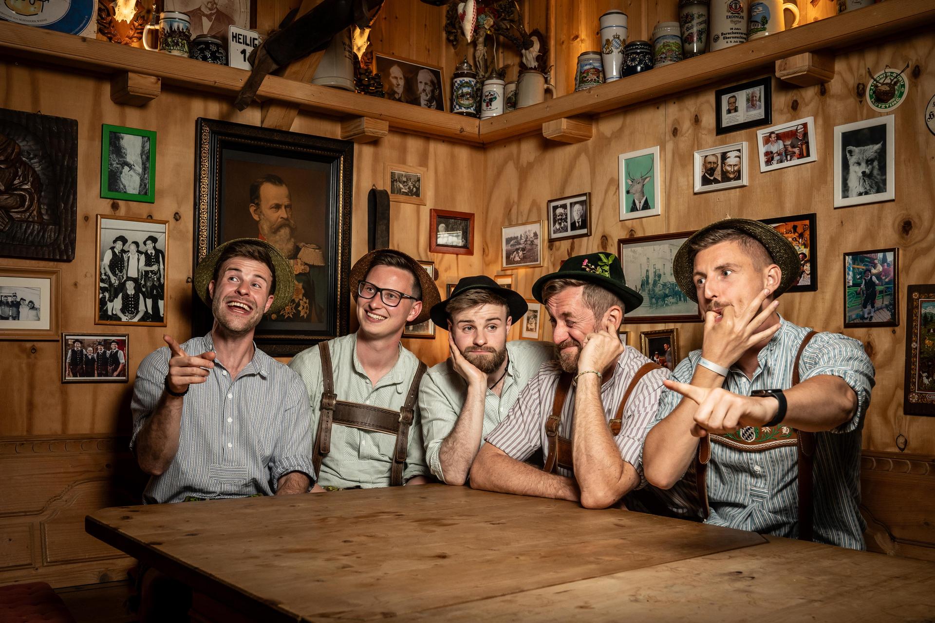 Die Blechzipfl in ihrem Haisl. Das steht übrigens im Garten vom Hias. (Bild: exb/Susanne Suttner)