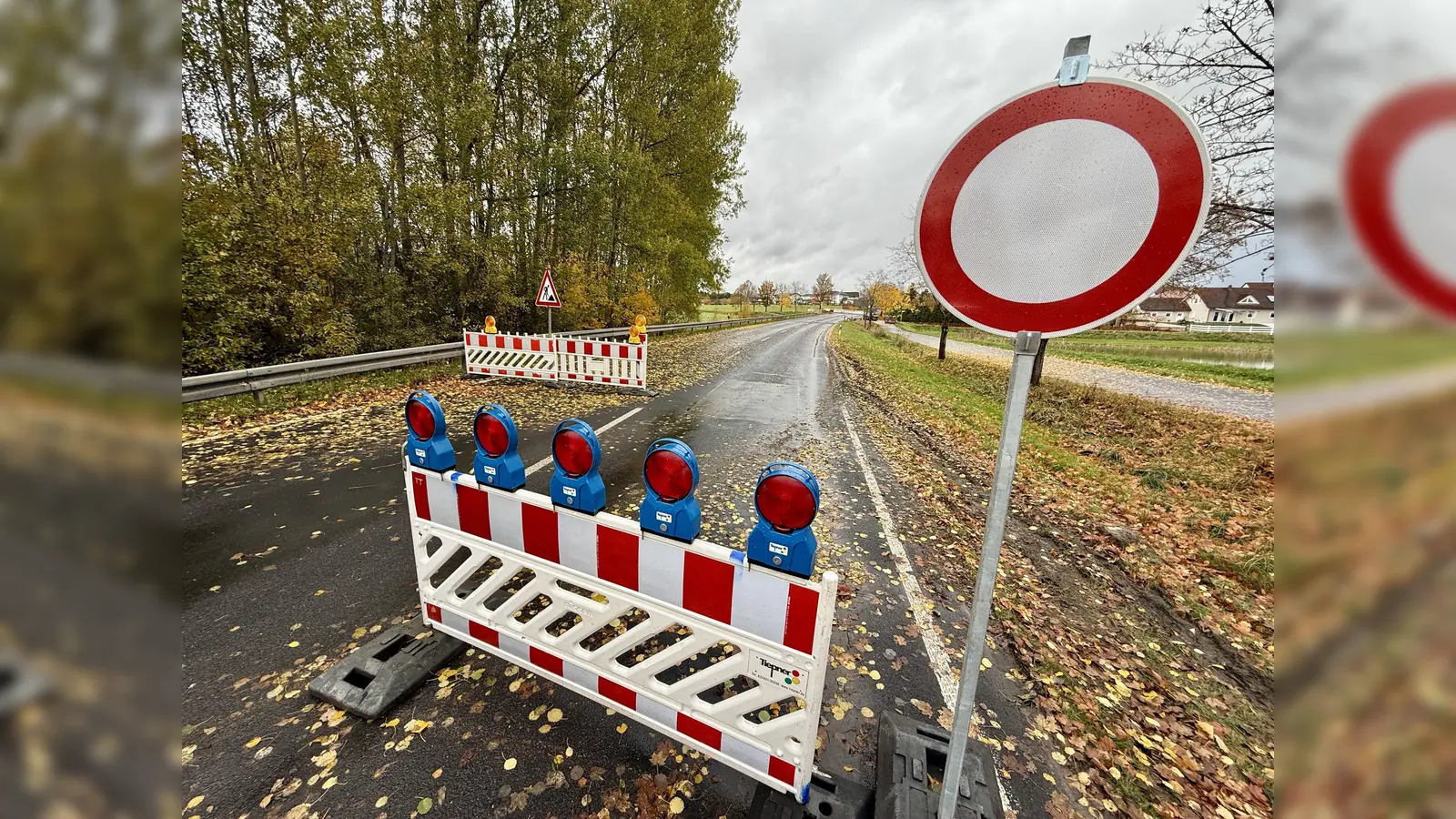 Bisher konnten Anwohner hier durchfahren. Jetzt ist die B299 vor und nach Tanzfleck aber vollständig abgeriegelt. (Bild: upl)