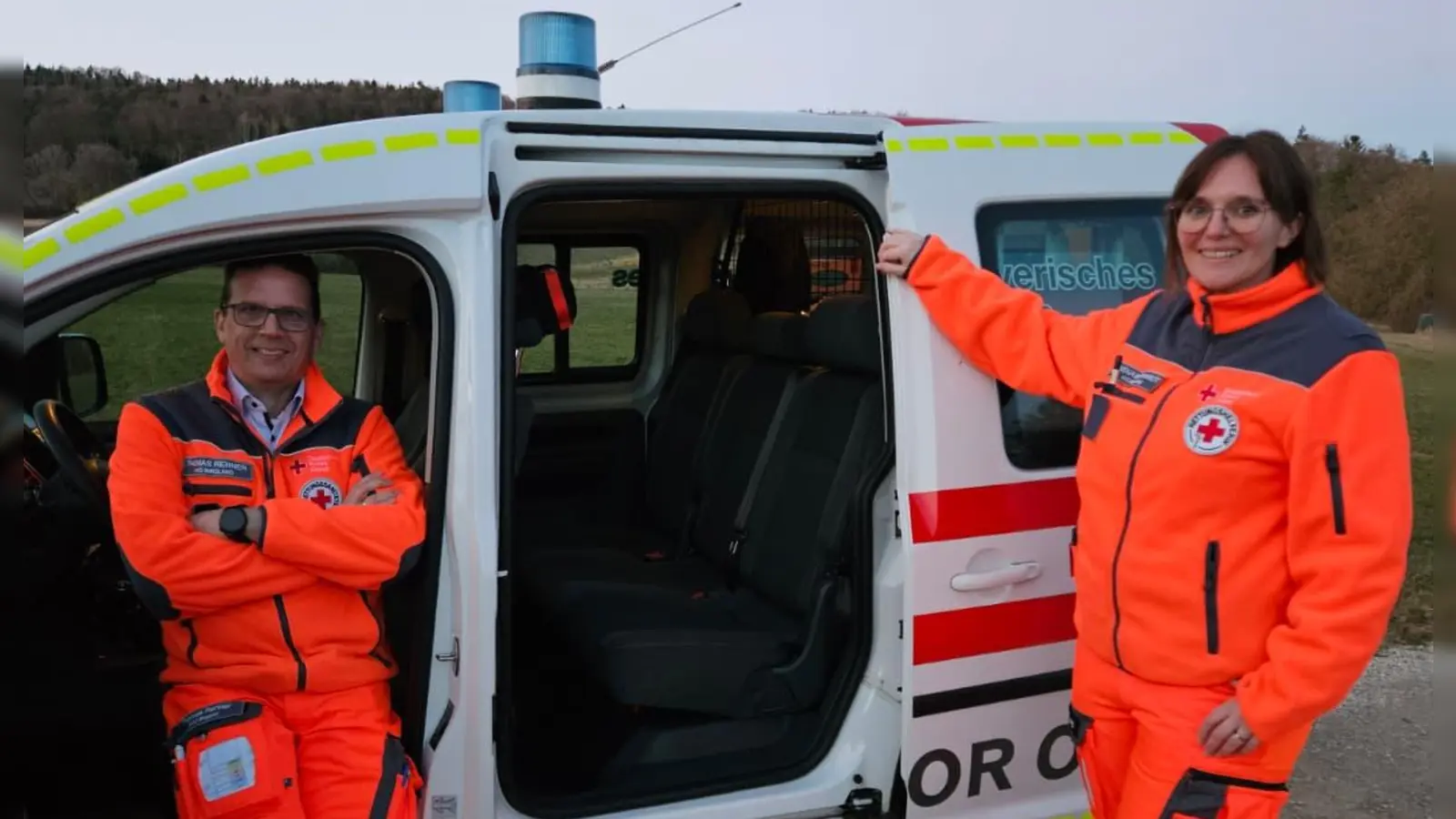 Auf der Autobahnraststätte Oberpfälzer Alb kommt ein Baby zur Welt. Die Helfer vor Ort Birgland leisten Geburtshilfe mit ihrem Einsatzfahrzeug.  (Bild: Thomas Renner)
