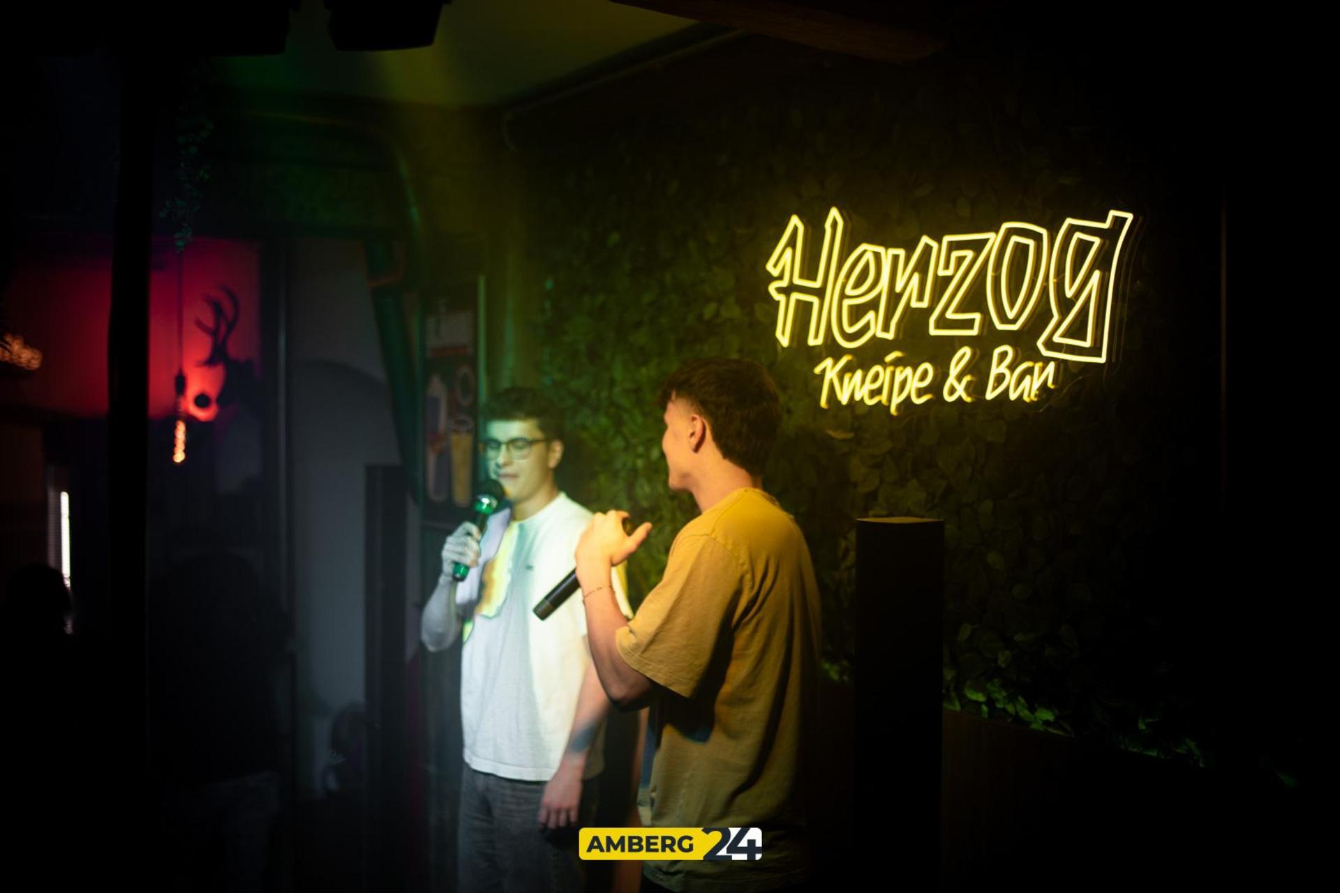 Die Bilder vom Karaoke im Herzog. (Bild: Julia Bär)