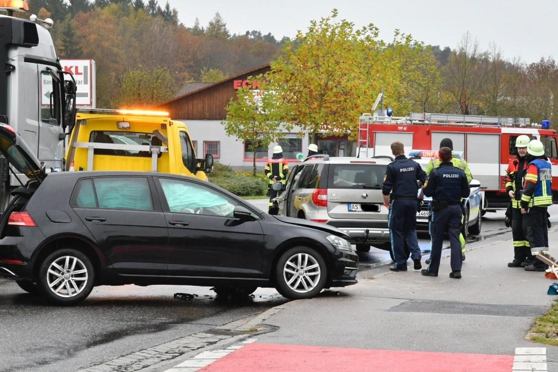 In Höhe der Einfahrt Bubenhöhe stießen am Donnerstag, 14. November, zum Autos zusammen, was zu einer kompletten Sperrung der Rosenberger Straße (Staatsstraße 2040) führte. (Bild: Petra Hartl)