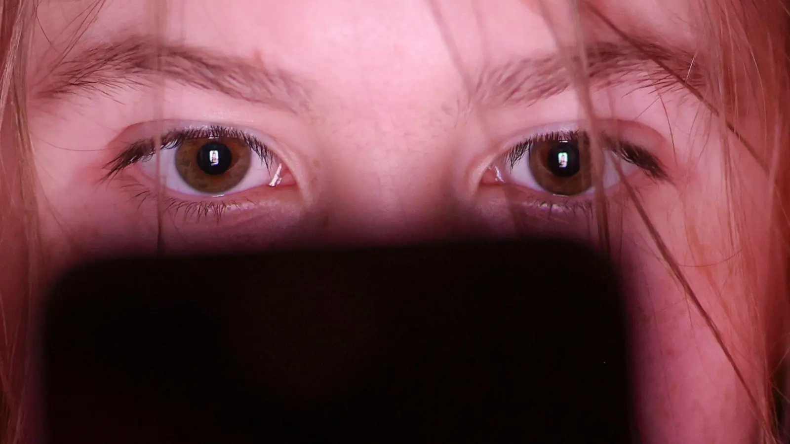 Am Wochenende verbringen Jugendliche in der EU nach eigenen Angaben über 6 Stunden pro Tag in Sozialen Netzwerken. (Symbolbild)  (Bild: Jan Woitas/dpa)