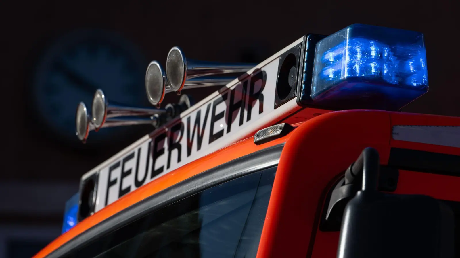 Bei Pesensricht (Gemeinde Illschwang) ist es am Sonntagmorgen zu einem Unfall mit hohem Schaden gekommen.  (Symbolbild: Marijan Murat/dpa)