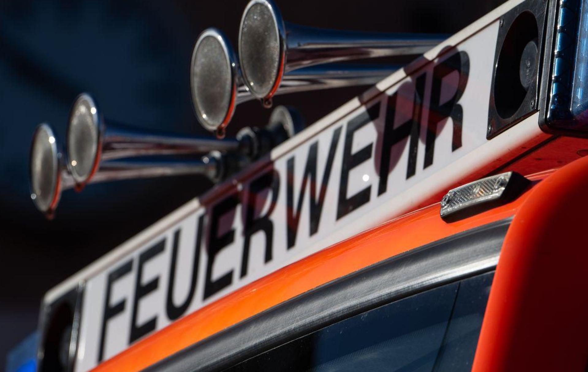 Ölfilm auf der Vils bei Hahnbach entdeckt: Feuerwehr und Wasserwirtschaftsamt im Einsatz (Symbolbild: Marijan Murat/dpa)