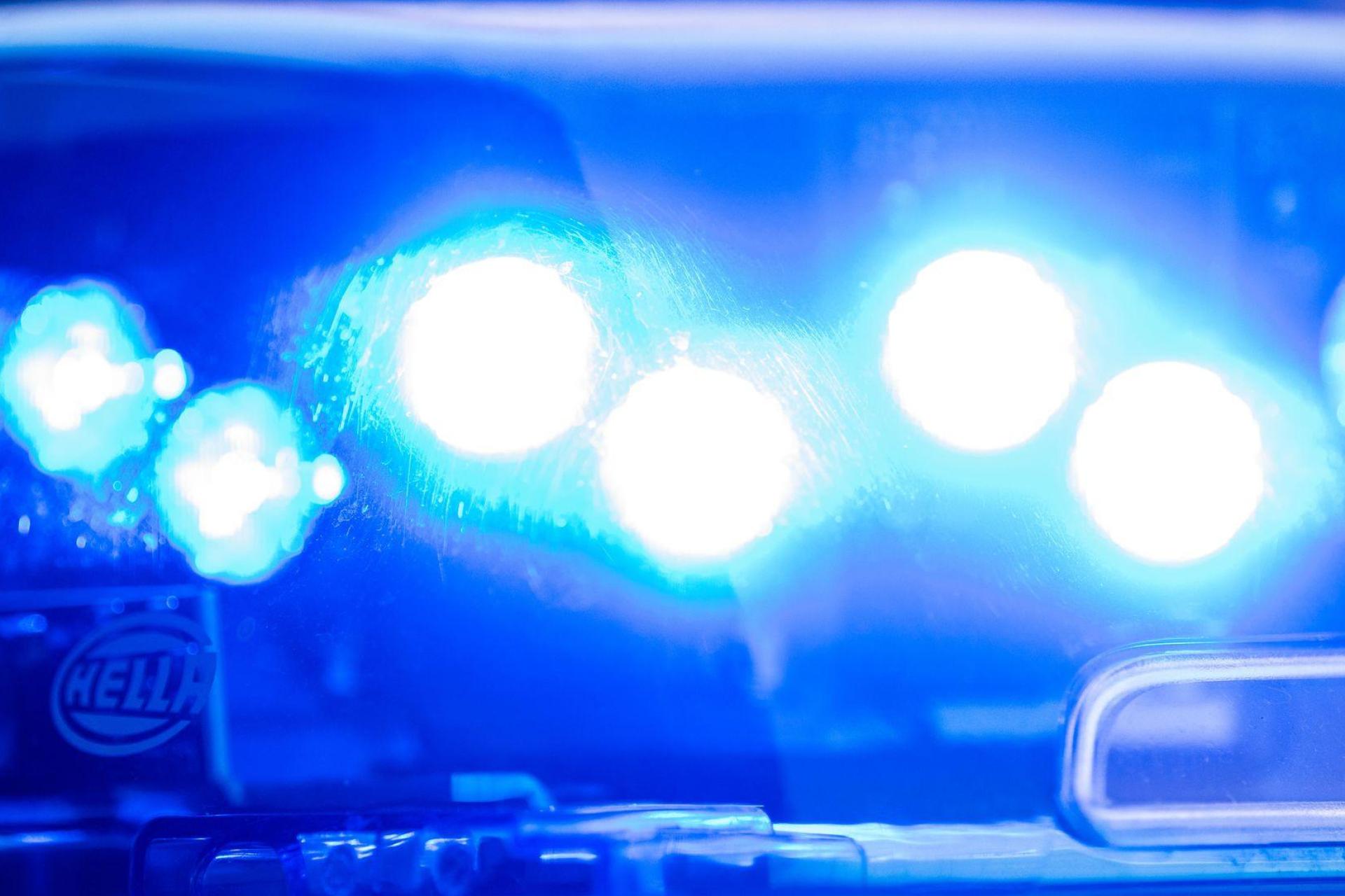 Jemand hat einen Audi A3 in Schwarzenfeld angefahren und danach Fahrerflucht begangen. (Symbolbild: Lino Mirgeler/dpa)