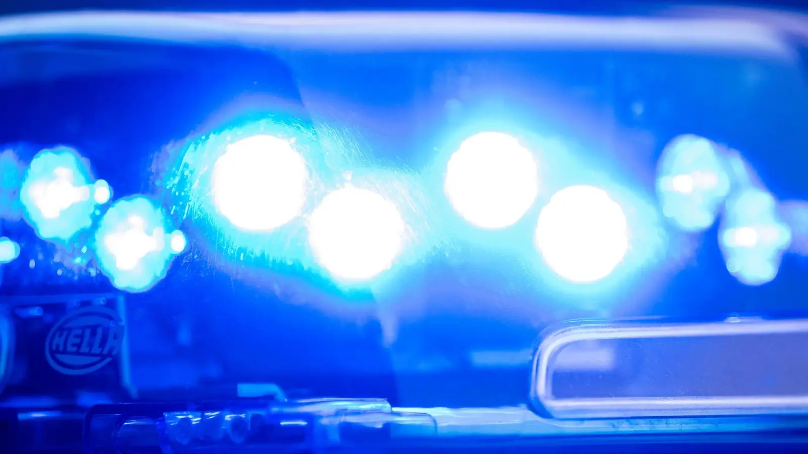 Jemand hat einen Audi A3 in Schwarzenfeld angefahren und danach Fahrerflucht begangen. (Symbolbild: Lino Mirgeler/dpa)