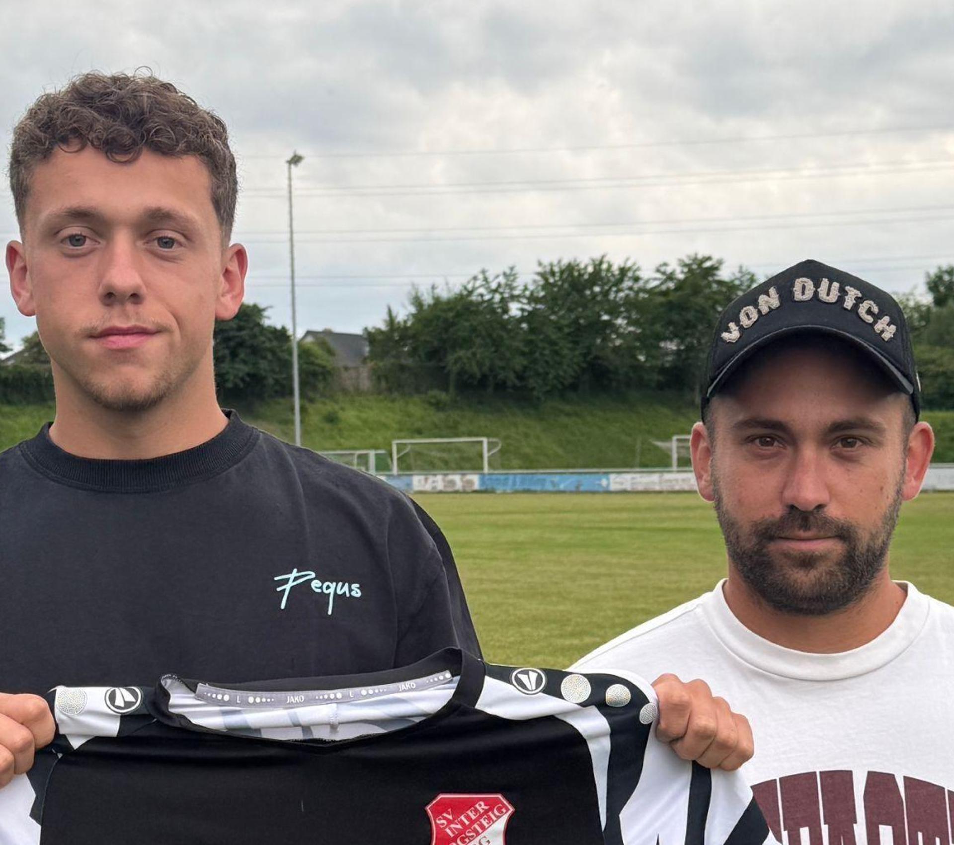Noah Fellner (links) gemeinsam mit dem Sportlichen Leiter des SV Inter Bergsteig Amberg, Nikolai Dürbeck. (Bild: SV Inter Bergsteig Amberg)