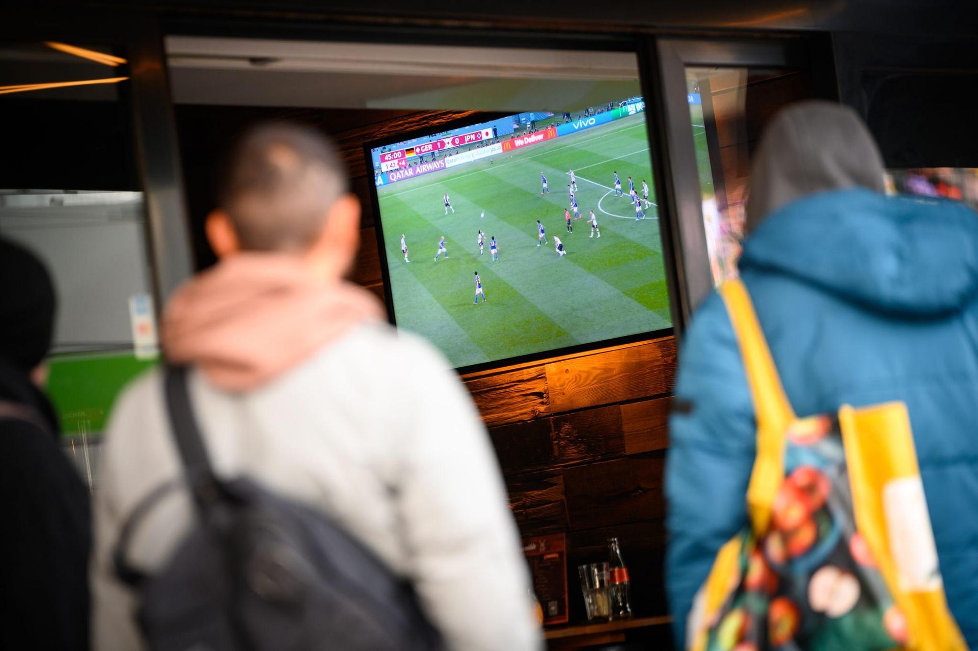 Viele Spiele bei der WM starten erst nach Mitternacht - und damit zu einer ungünstigen Zeit für die Gastronomie. (Archivbild: Jonas Walzberg/dpa)